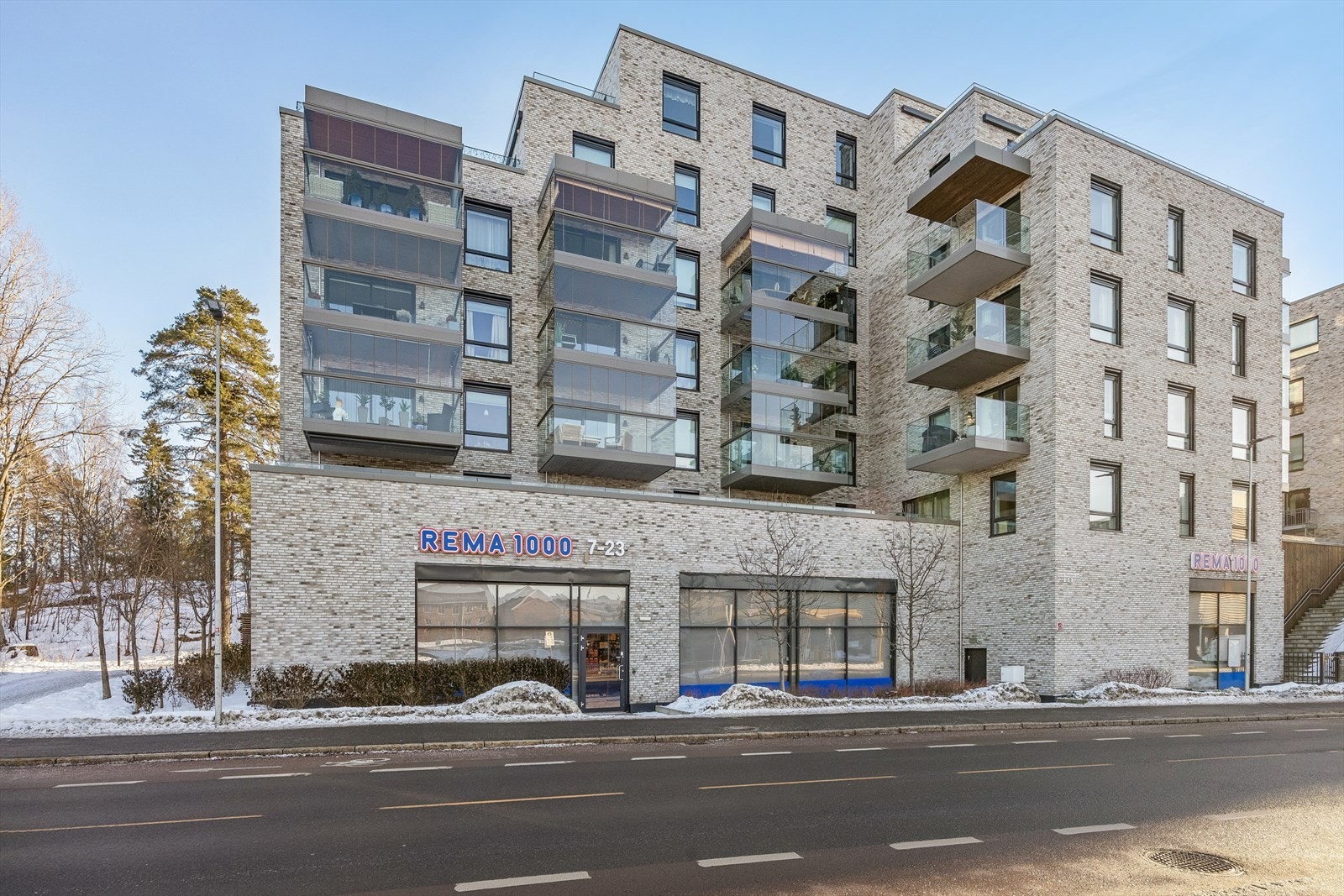 Dagligvarehandelen gjøres enkelt med Rema 1000 i bygget og Kiwi like ved. Galleribilde