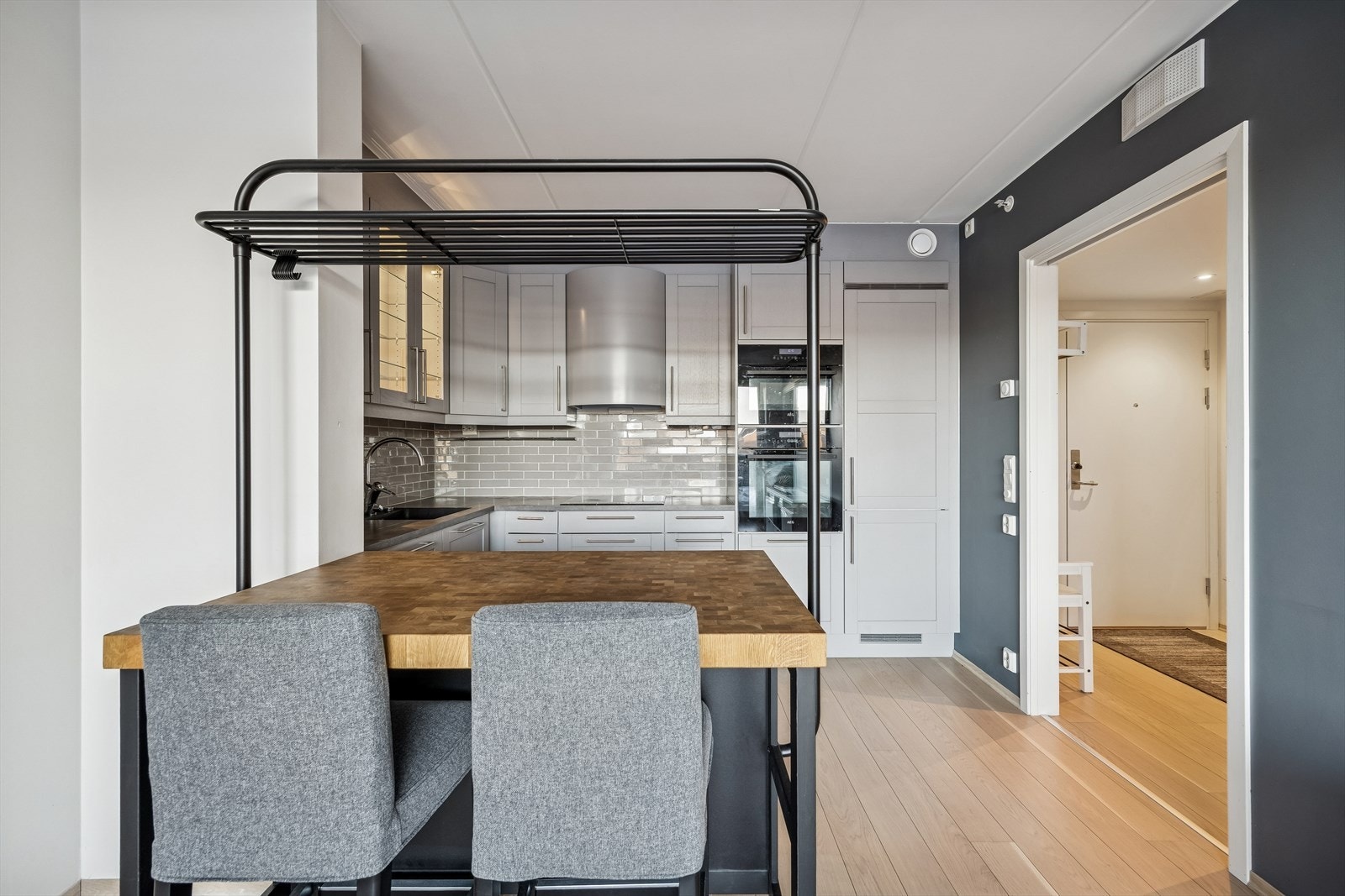 En smart skyvedør skiller kjøkkenet fra entréen og optimaliserer plassen. Galleribilde