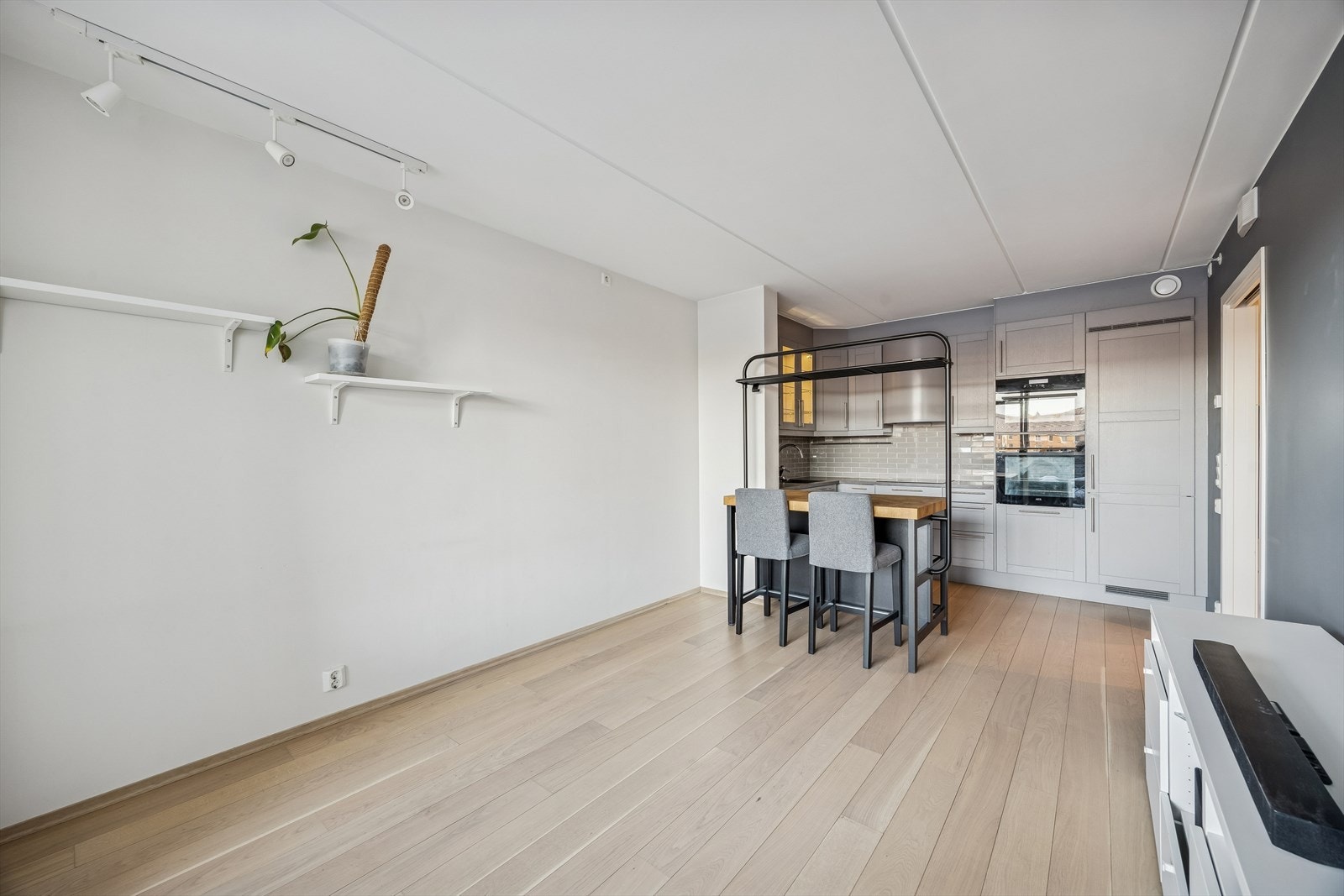 Den åpne løsningen har gjennomgående lys parkett og vannbåren gulvvarme. Galleribilde