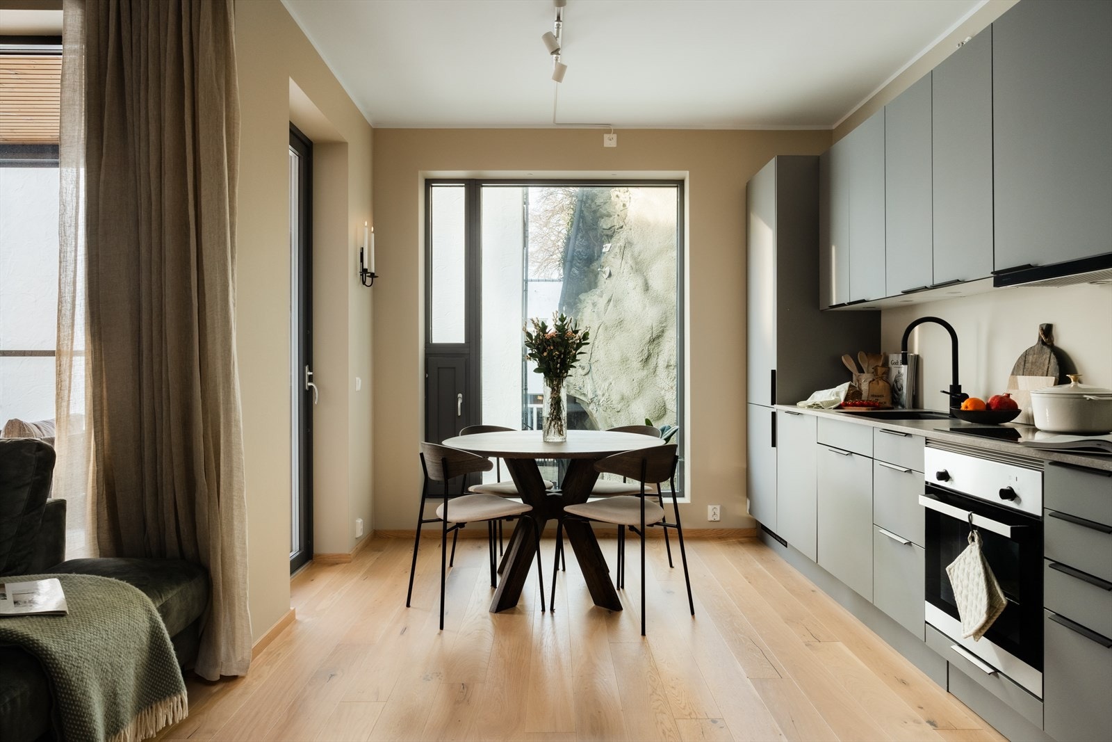 Det er god plass til å innrede med spisebord i naturlig plassering mellom stue og kjøkken. Galleribilde