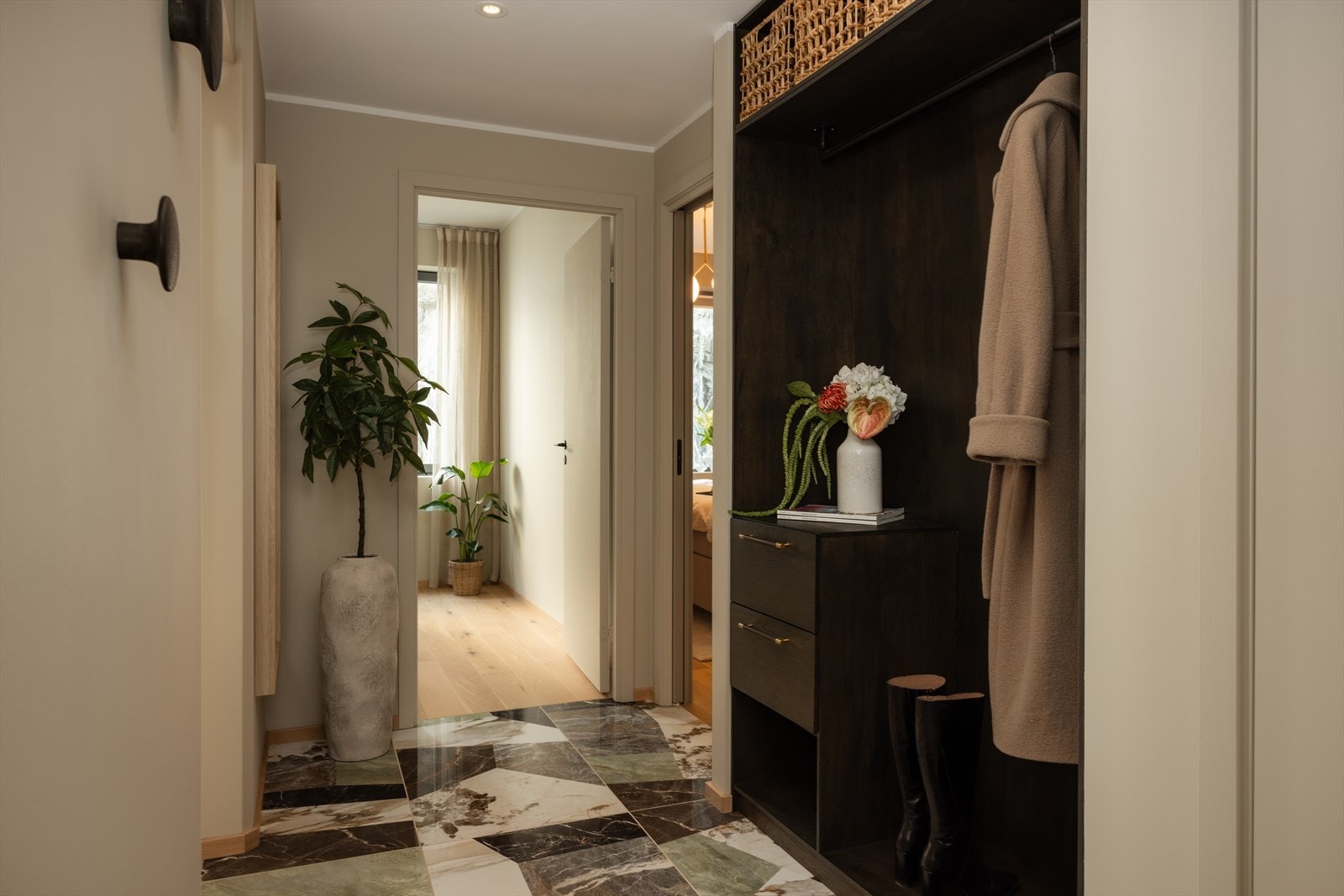 Det er lagt nye fliser og satt opp ny garderobeløsning i 2023. Galleribilde