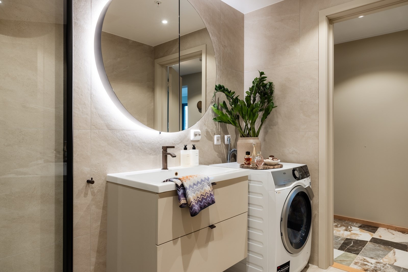 Det er lagt flis-på-flis og montert ny innredning og speil i 2024. Galleribilde