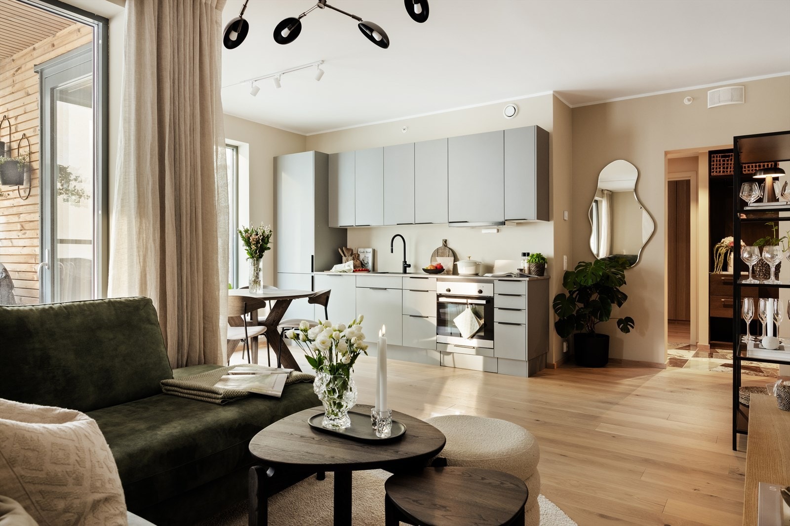 Den åpne løsningen gir leiligheten et sosialt preg. Galleribilde