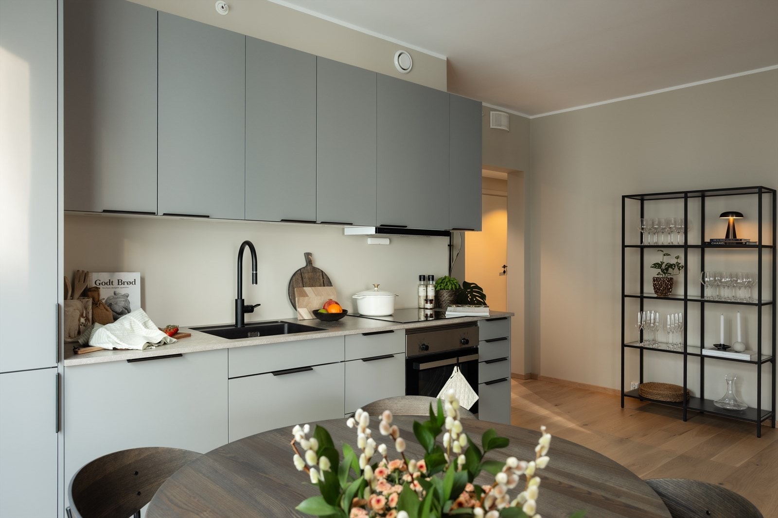 Det er kjøle-/fryseskap, oppvaskmaskin, platetopp, flow stop, stekeovn og komfyrvakt. Galleribilde