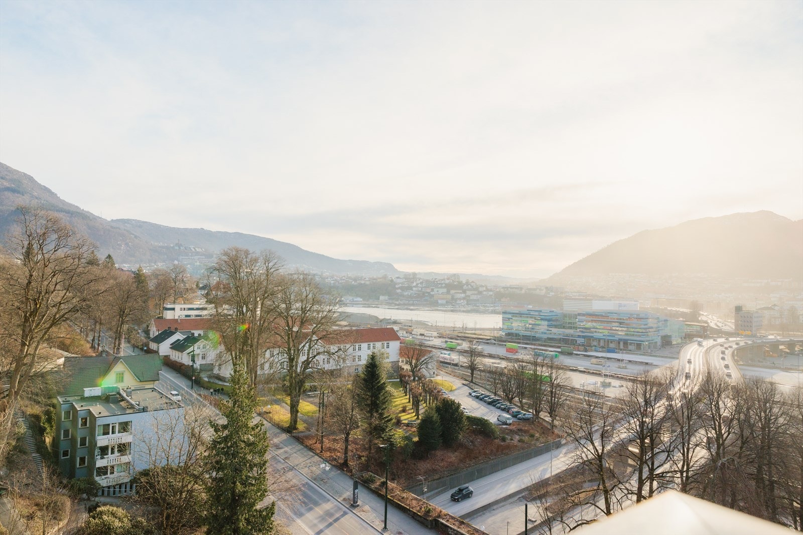 Det er også utsikt over Store Lungegårdsvannet, samt Bergens majestetiske fjell. Galleribilde