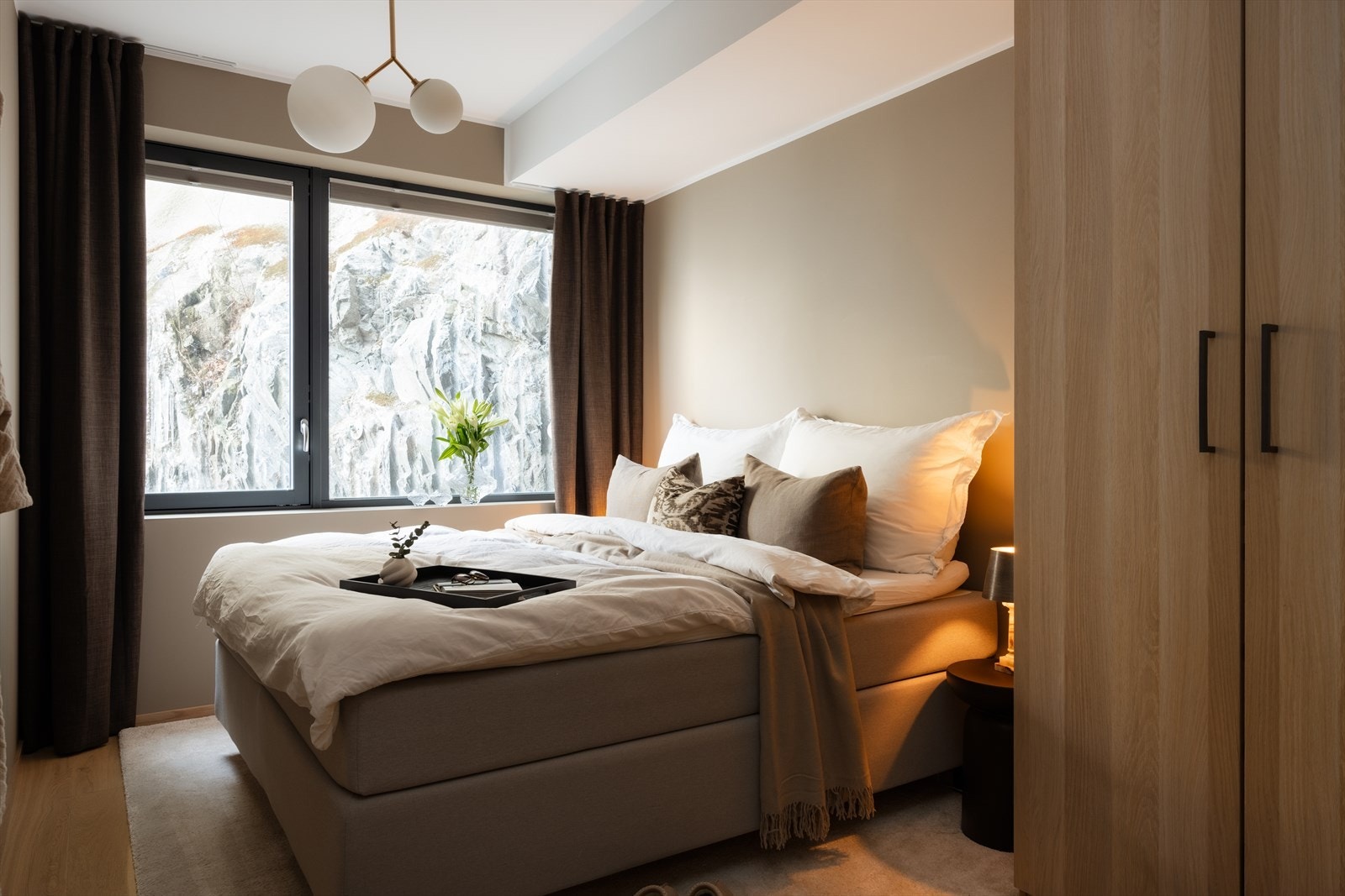 Hovedsoverommet måler 11,3 kvm og er malt i behagelige farger. Galleribilde