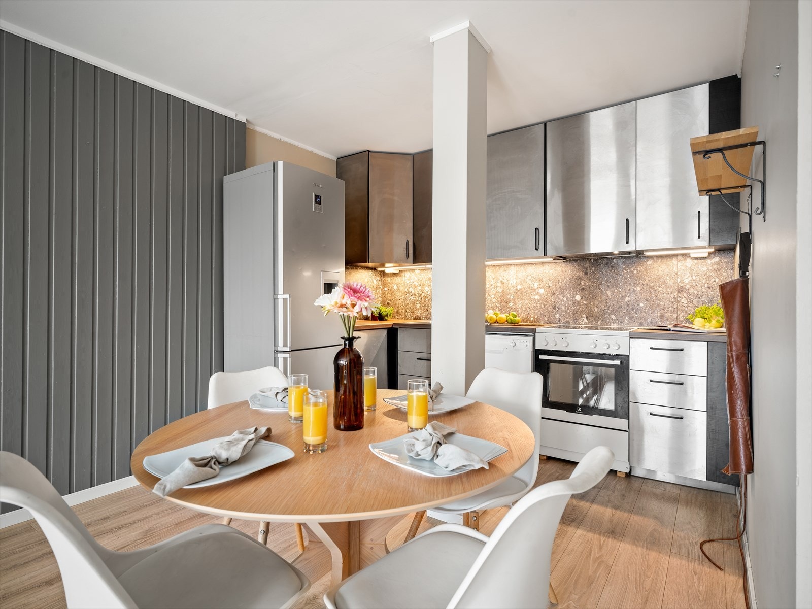 Stue og kjøkken har laminat på gulvet og malte panelplater på veggene. Galleribilde