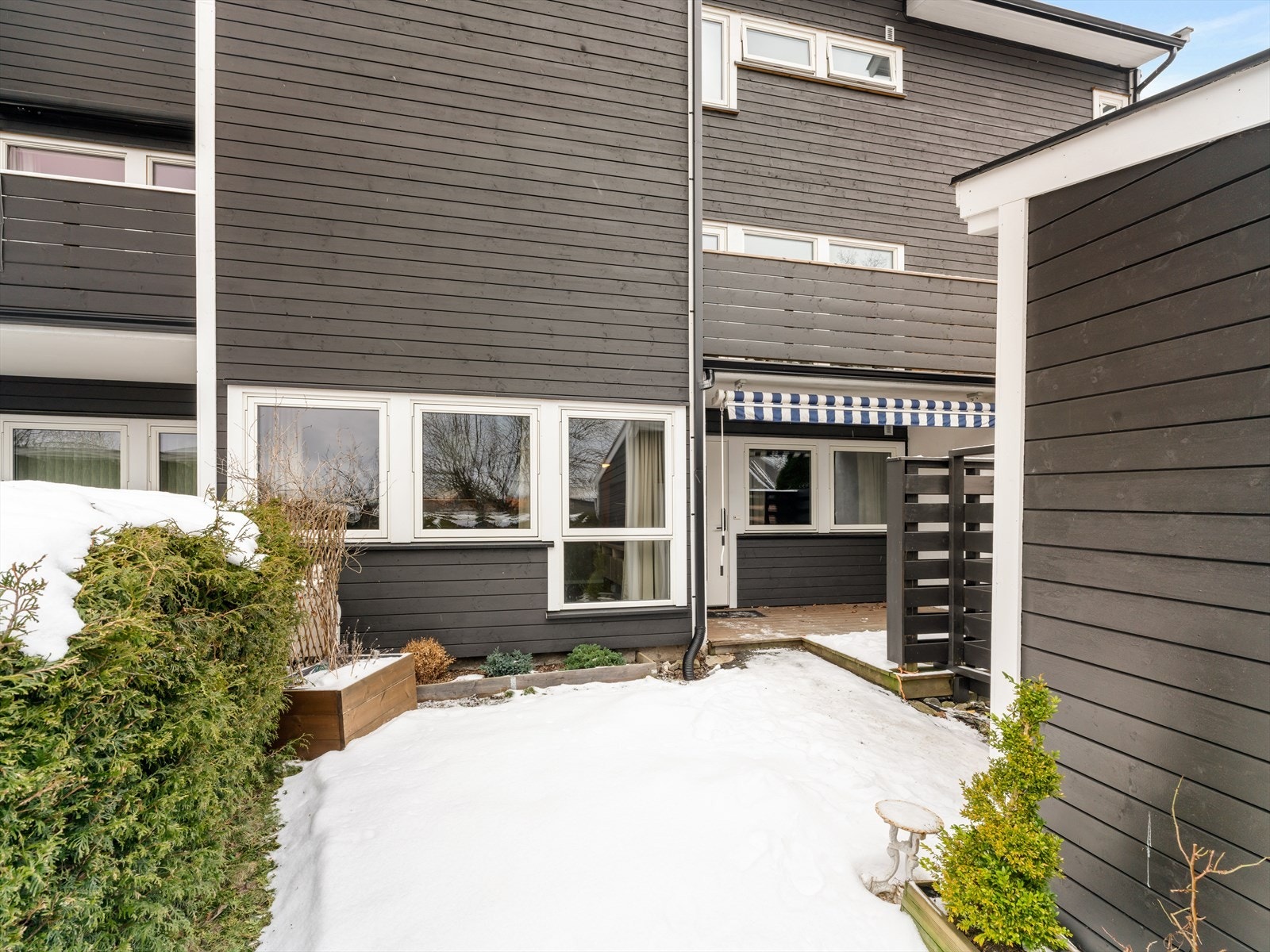 Leiligheten har en egen koselig hageflekk med tilhørende bod Galleribilde