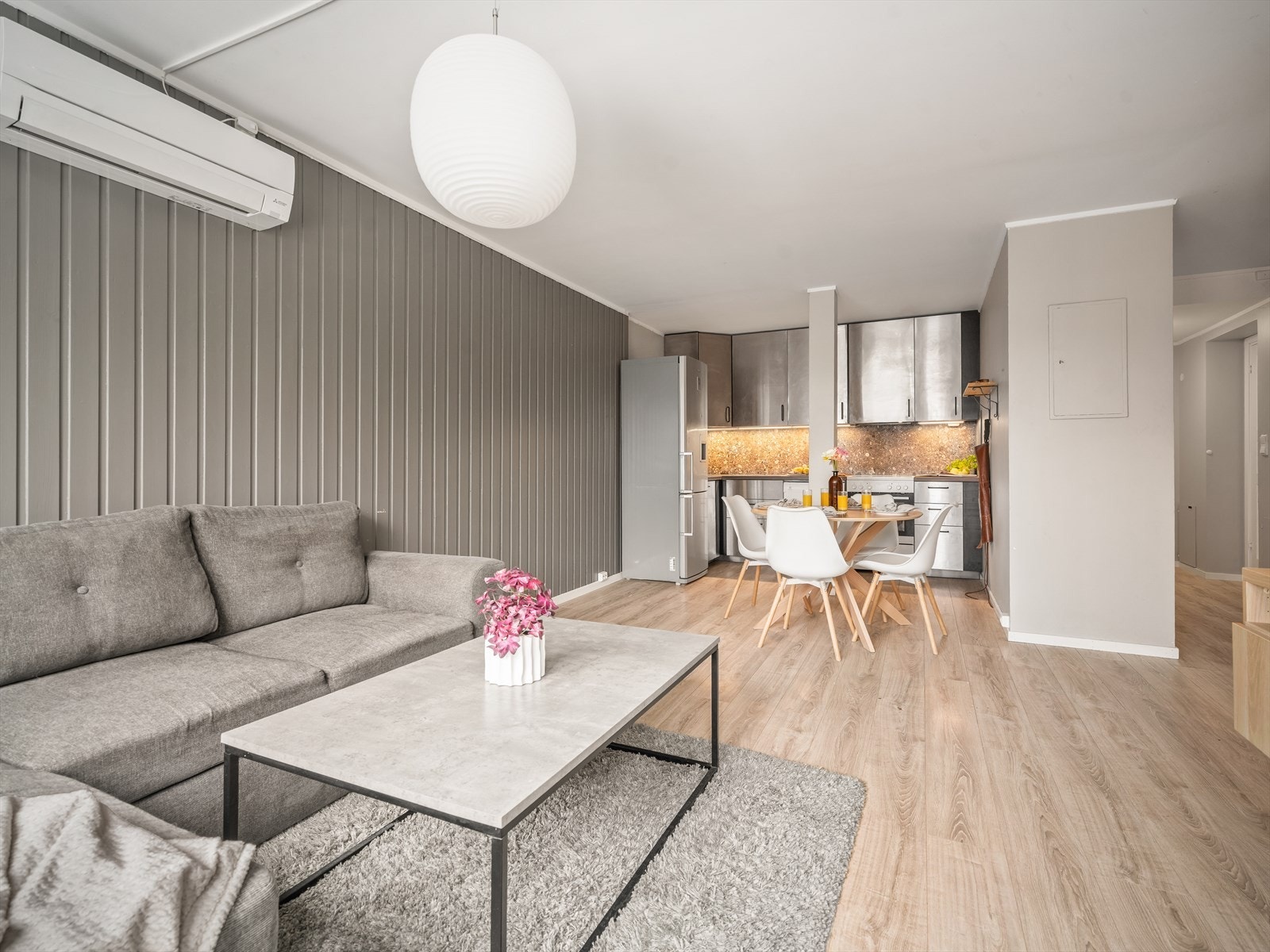 Den åpne løsningen gir god plass til både sofagruppe og spisestue Galleribilde