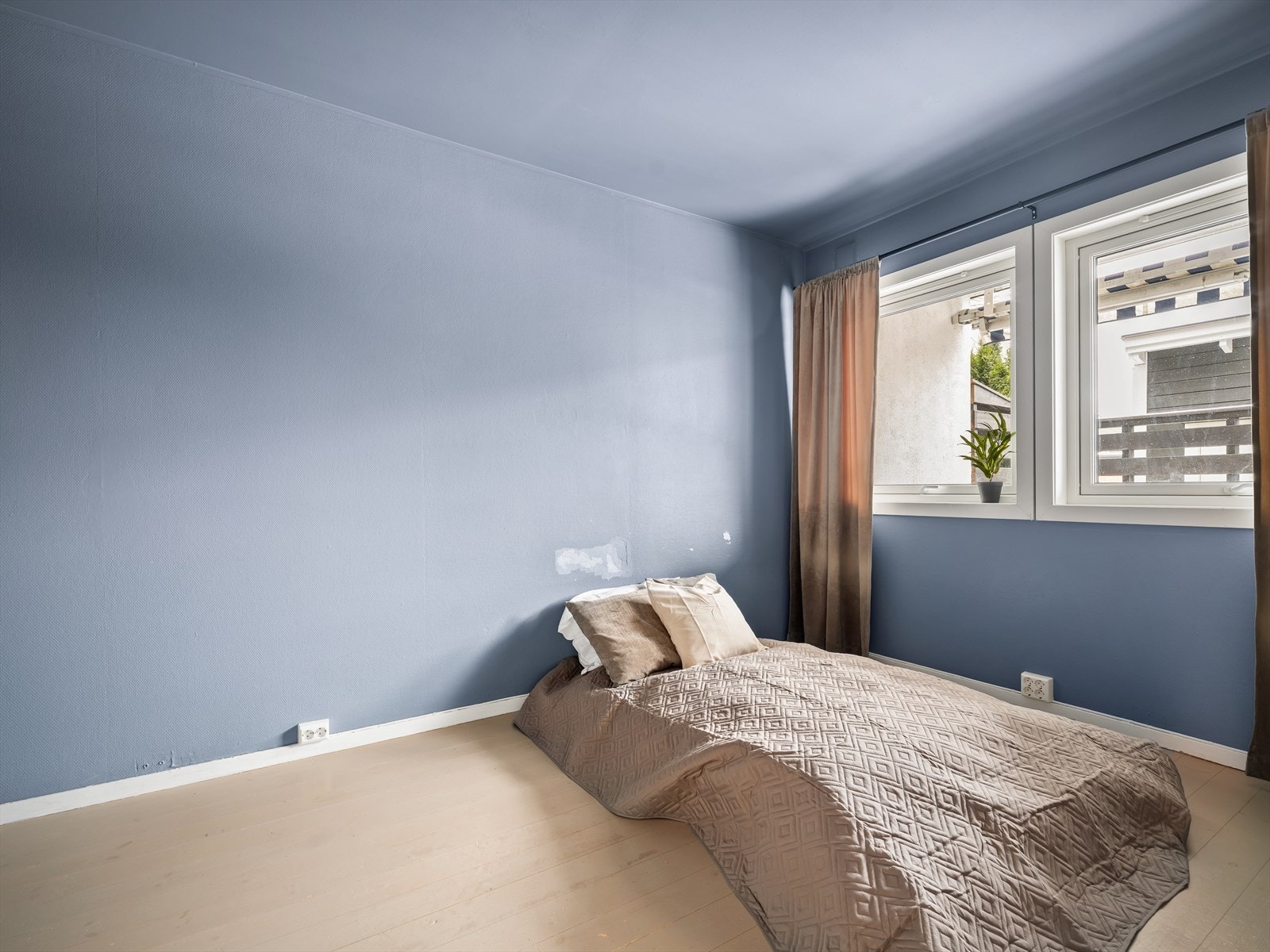 Leiligheten har et romslig soverom som har behov for noe overflate oppgraderinger. Det er også god plass til garderobeløsninger. Galleribilde