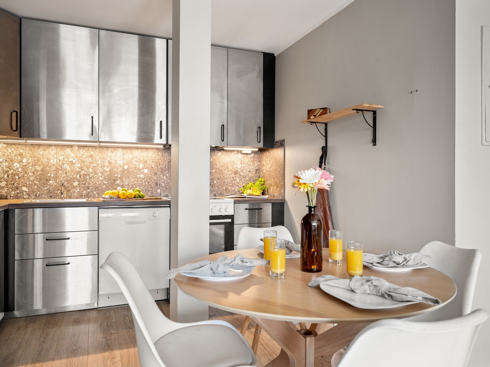 Kjøkkenet har innredning med glatte fronter. Benkeplaten er av laminat. Galleribilde