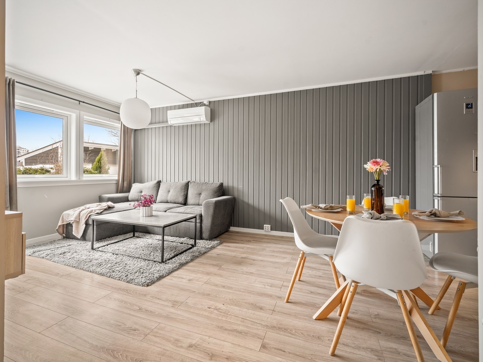 Leiligheten har en åpen løsning mellom stuen og kjøkkenet Galleribilde