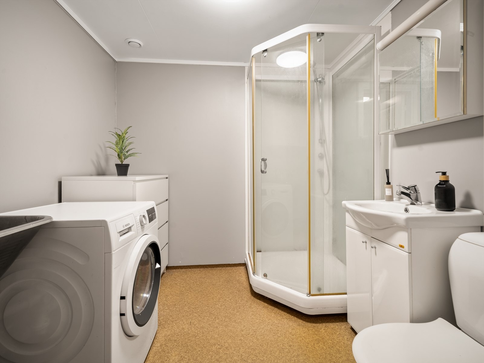 Baderom fra byggeår med gulvbelegg, malte plater vegger og plater
i himling. Galleribilde