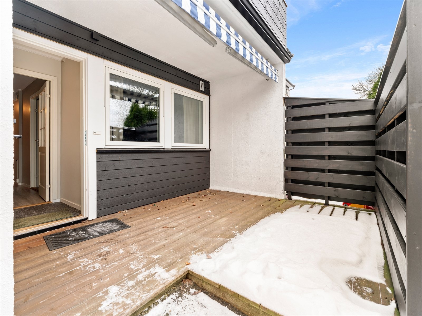 Det er usjenert platting ved inngangspartiet. Her er det plass til en liten sittegruppe Galleribilde