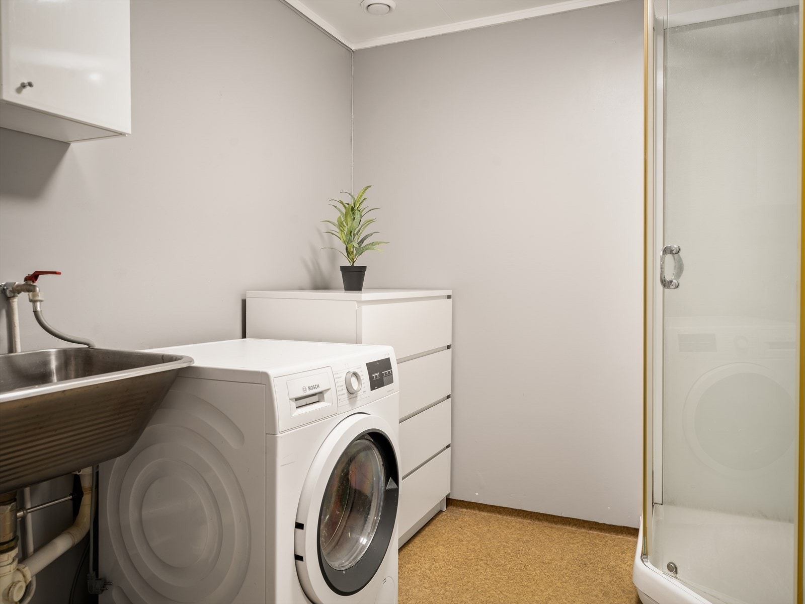 Rommet er utstyrt med dusjkabinett, servantmøbel, toalett,
skyllekar og røropplegg fra vaskemaskin. Galleribilde