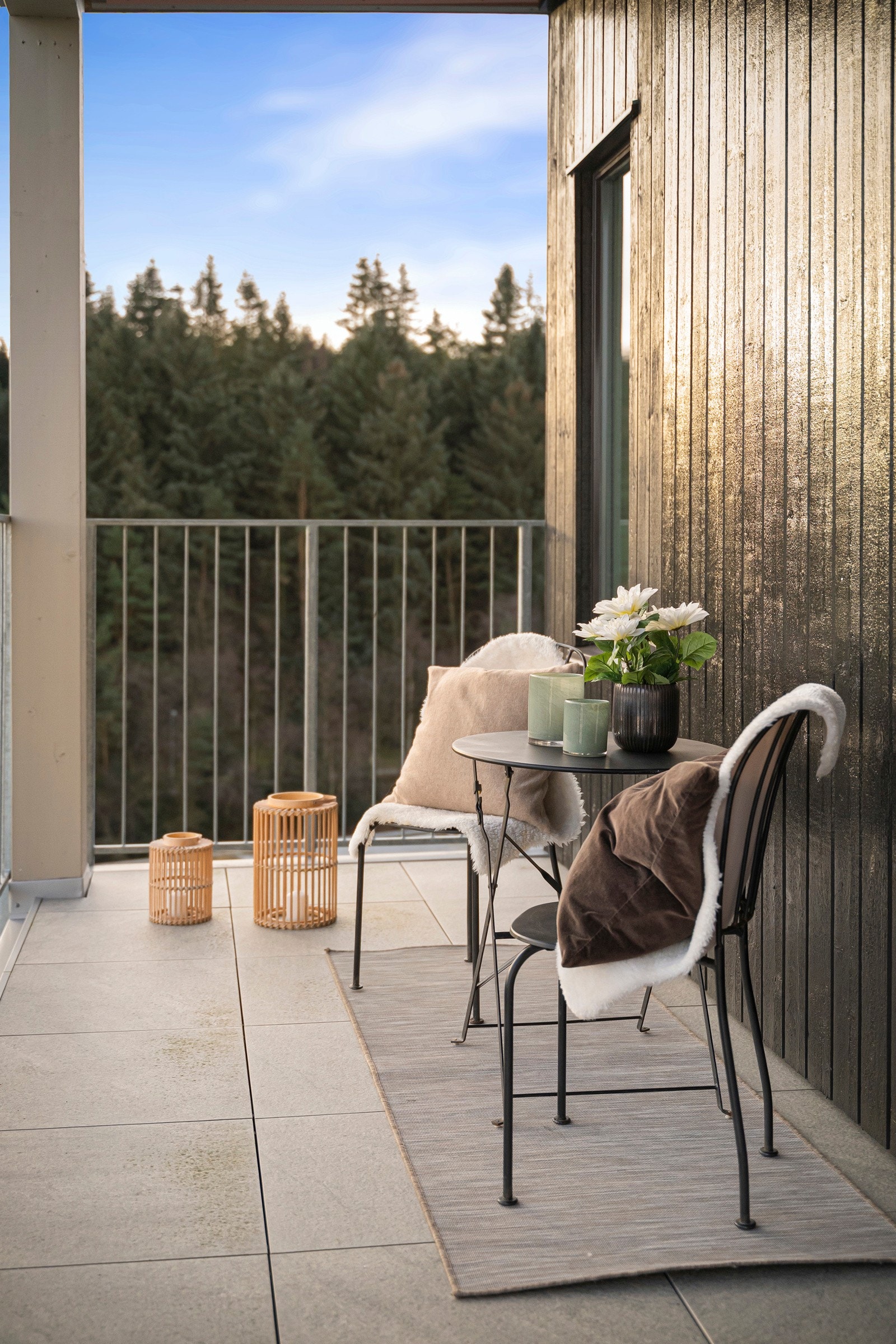 Uteplass mot øst ved inngangsparti Galleribilde