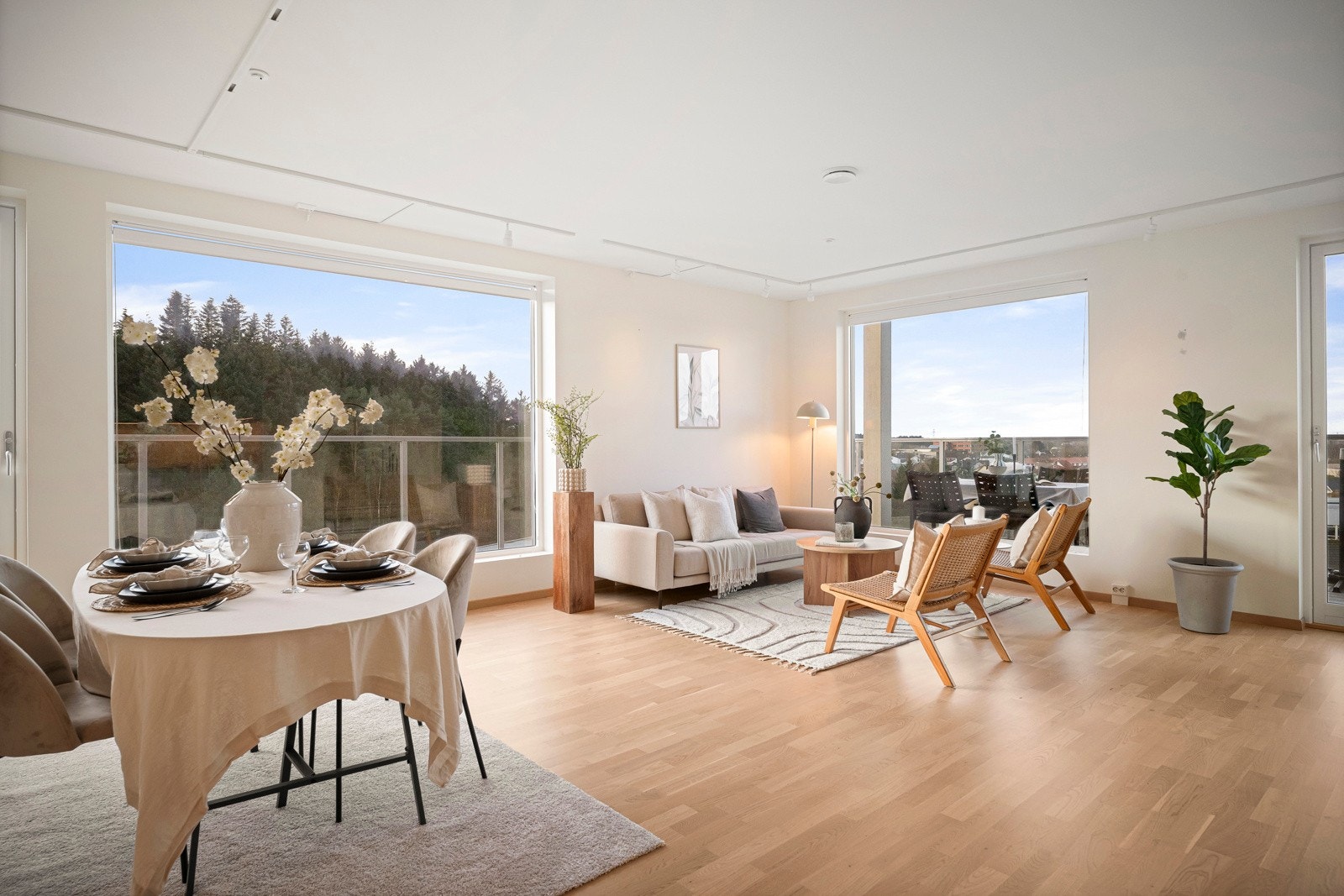 Stor stue med flere møbleringsalternativer. I 6. etasje har man utsikt og optimale lysforhold, samtidig som man ligger uten innsyn fra naboer. Stor terrasse med 2 utganger. Galleribilde