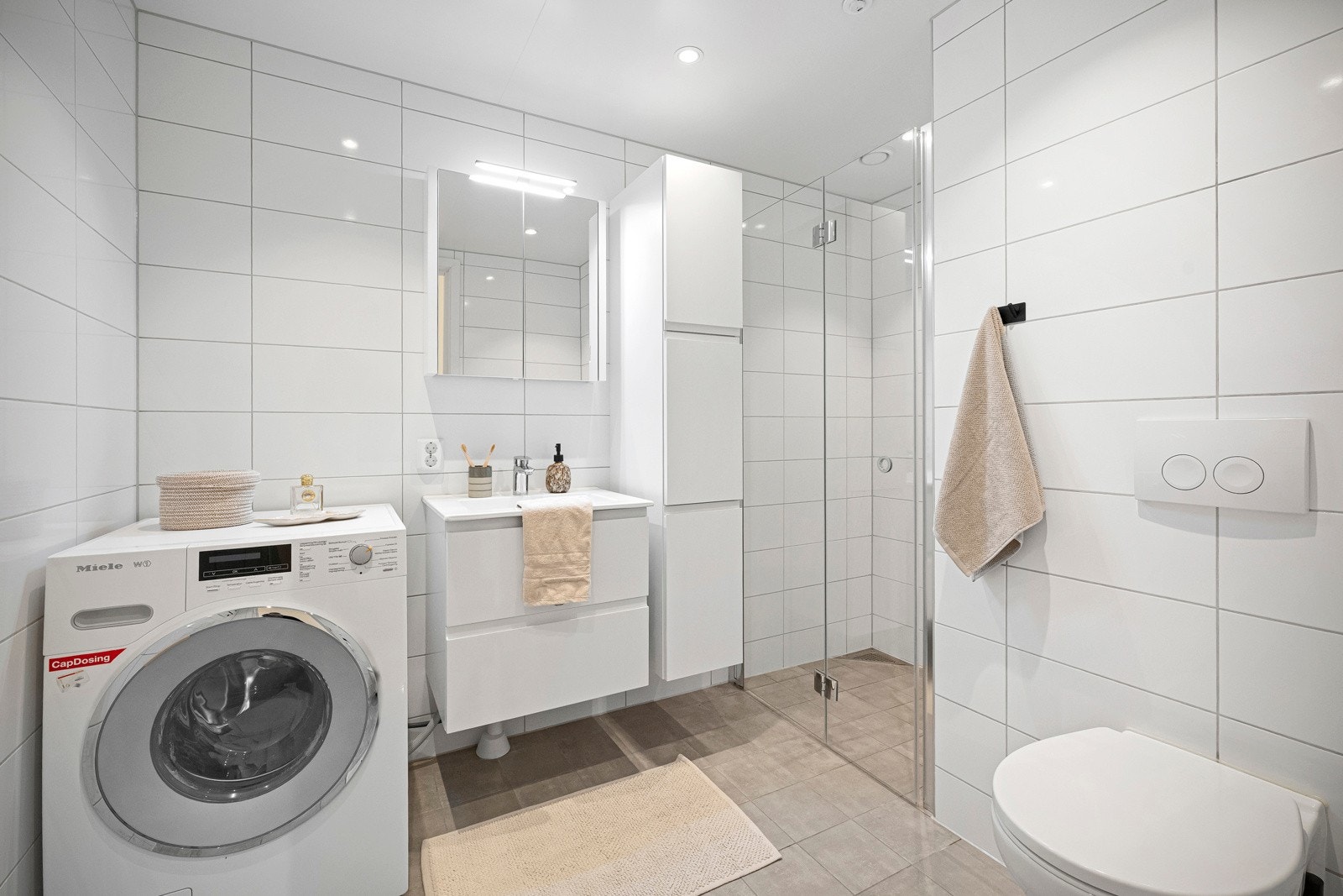 Lekkert og lyst baderom m/opplegg for vaskemaskin og plass til tørketrommel Galleribilde