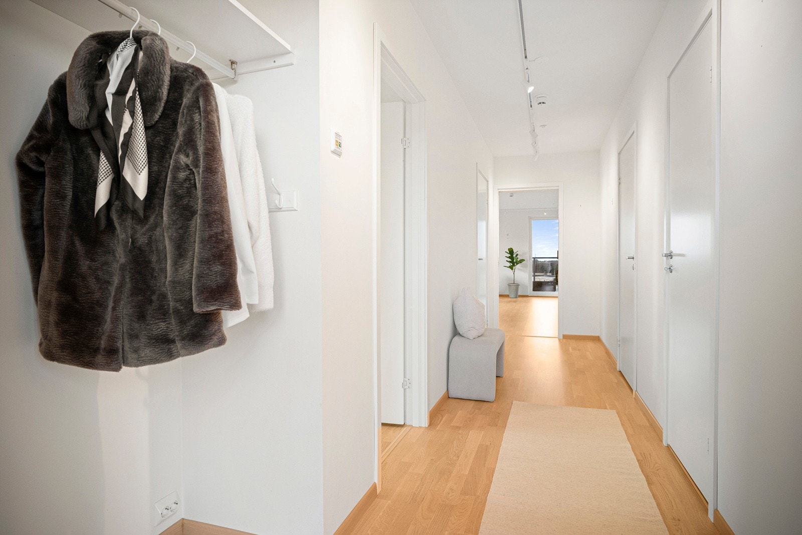 Lys og romslig entre med klesoppheng og plass til skotøy Galleribilde