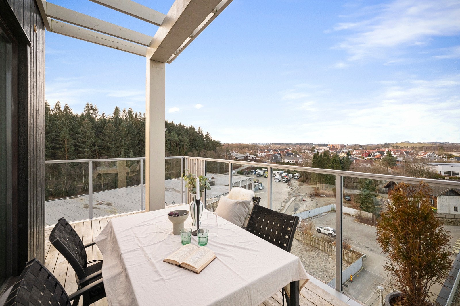 En romslig og god terrasse går rundt hele stuen og gir uteplasser med sol både fra øst-, sør- og vest. Nydelig utsikt. Galleribilde