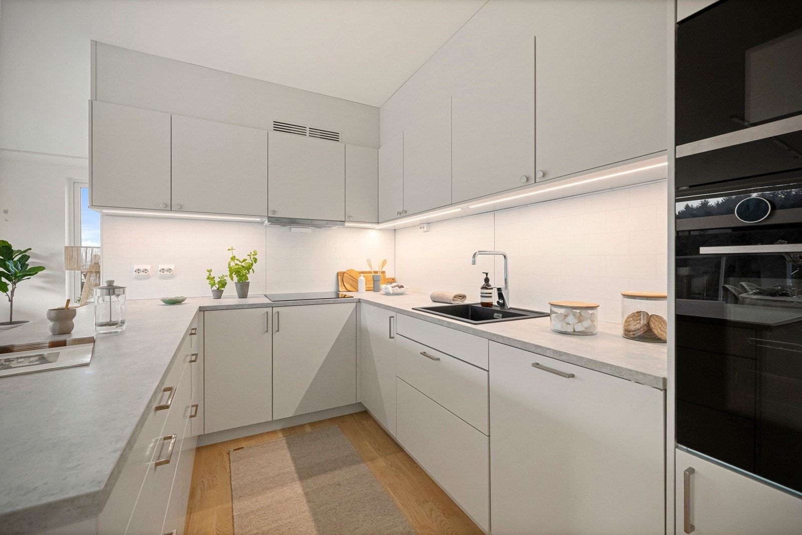 Et herlig og betydelig påkostet kjøkken fra Drømmekjøkkenet. Meget god skap- og benkplass, og kjøkkenøya danner et naturlig skille mellom kjøkkenet og stua. Galleribilde