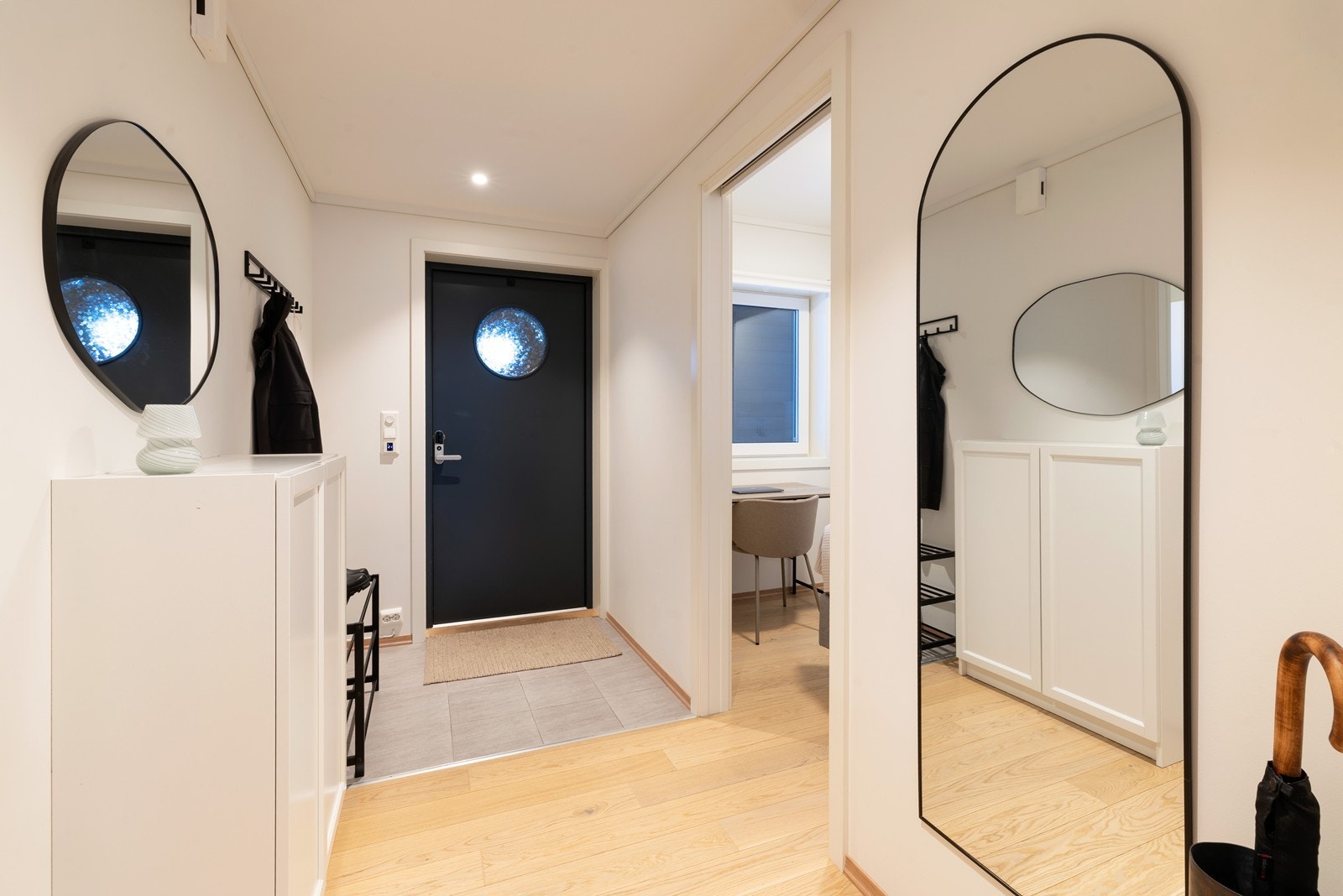 Flislagt entré med god plass til sko og yttertøy Galleribilde