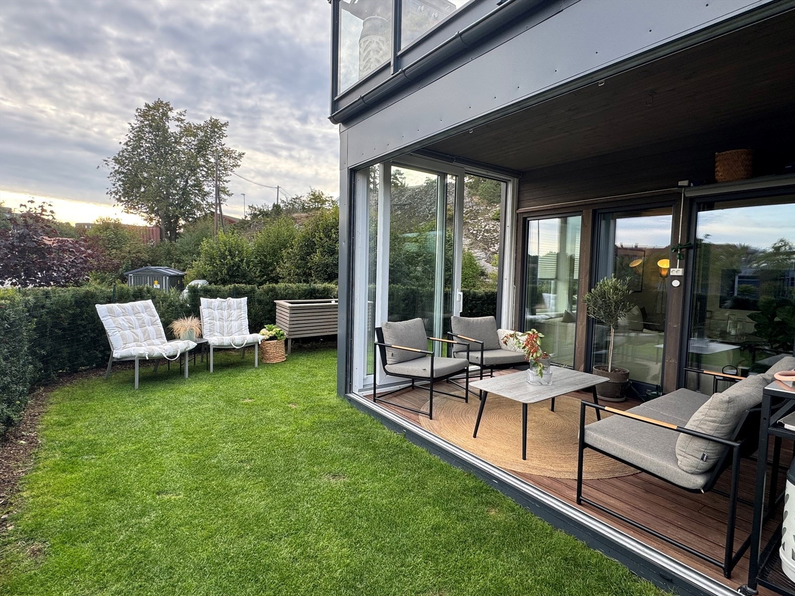 Markterrassen har god plass til utemøblement og grill Galleribilde