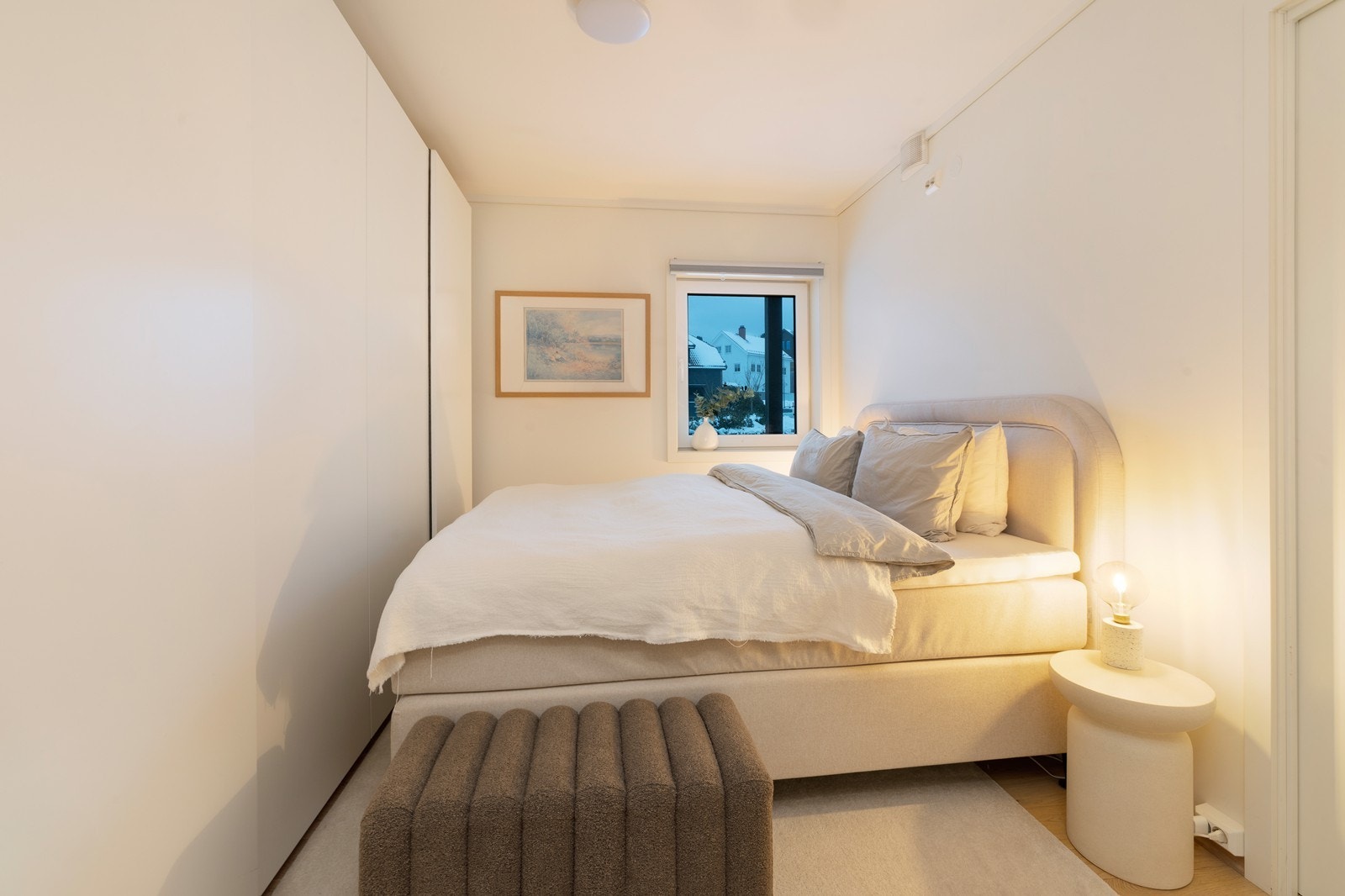 Soverom med skyvedørsgarderobe Galleribilde