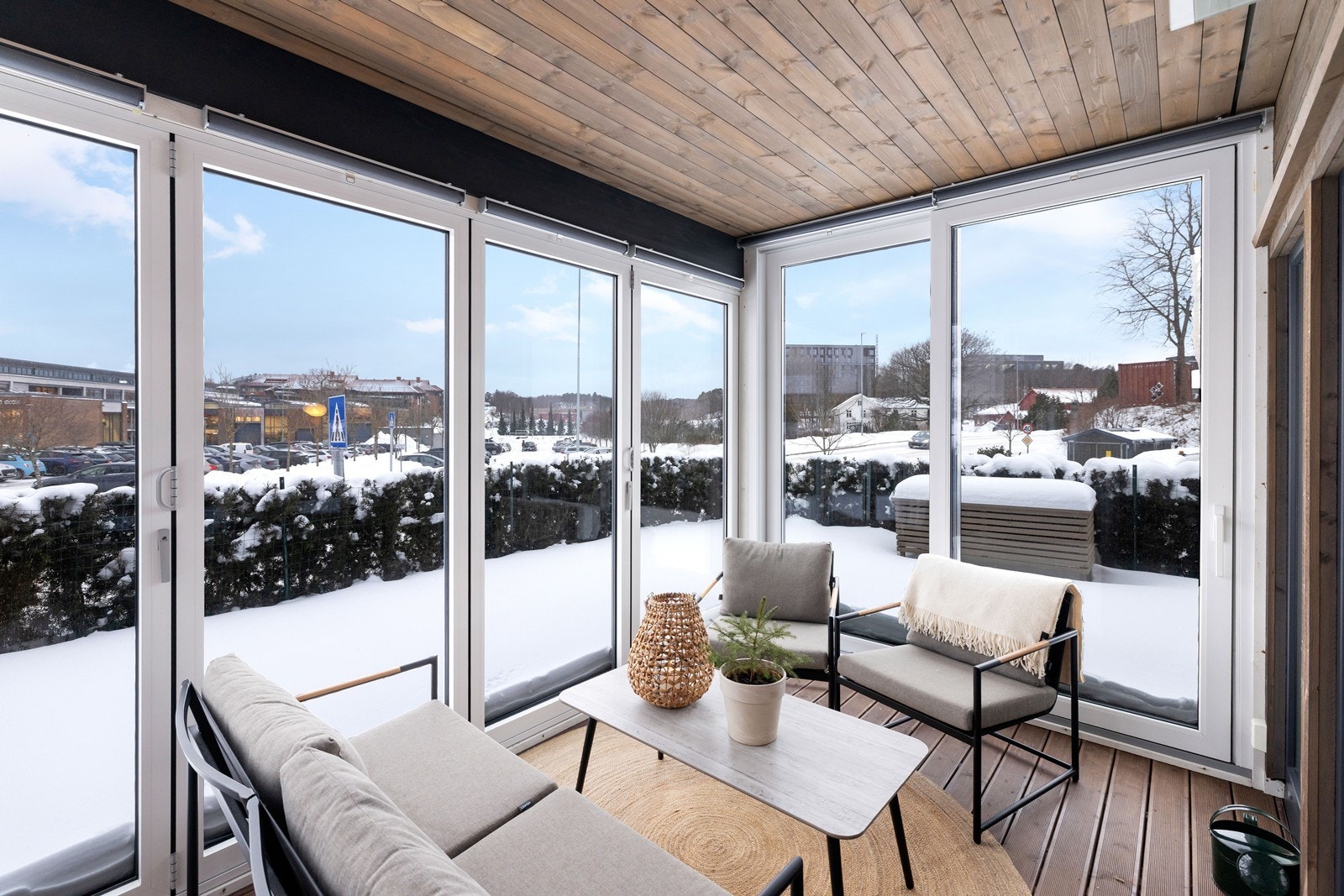 En flott innglasset markterrasse som kan brukes både sommer og vinter. Galleribilde