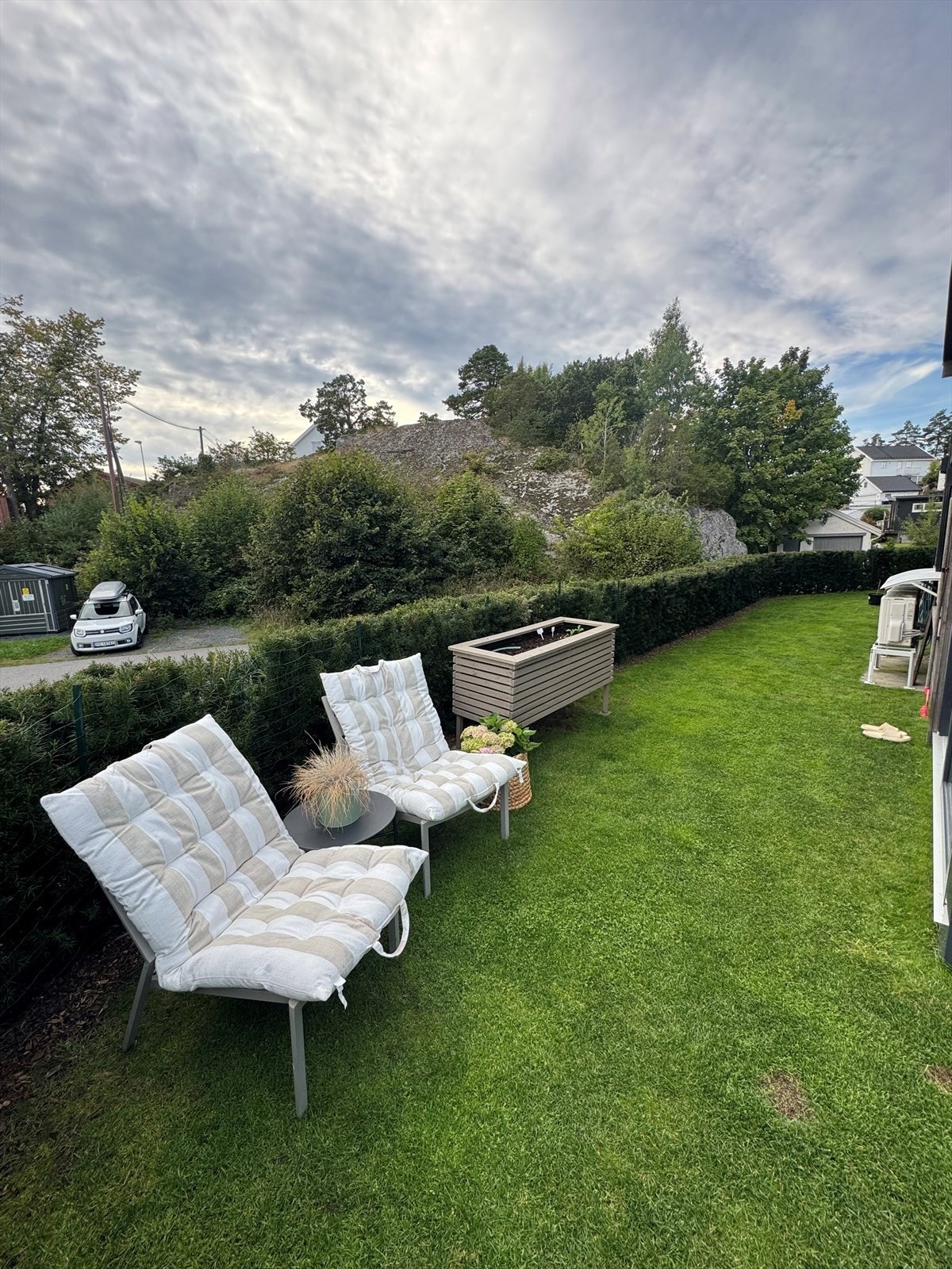 Hagen er fellesareal men gress og hekk klippes av eier av denne leiligheten Galleribilde