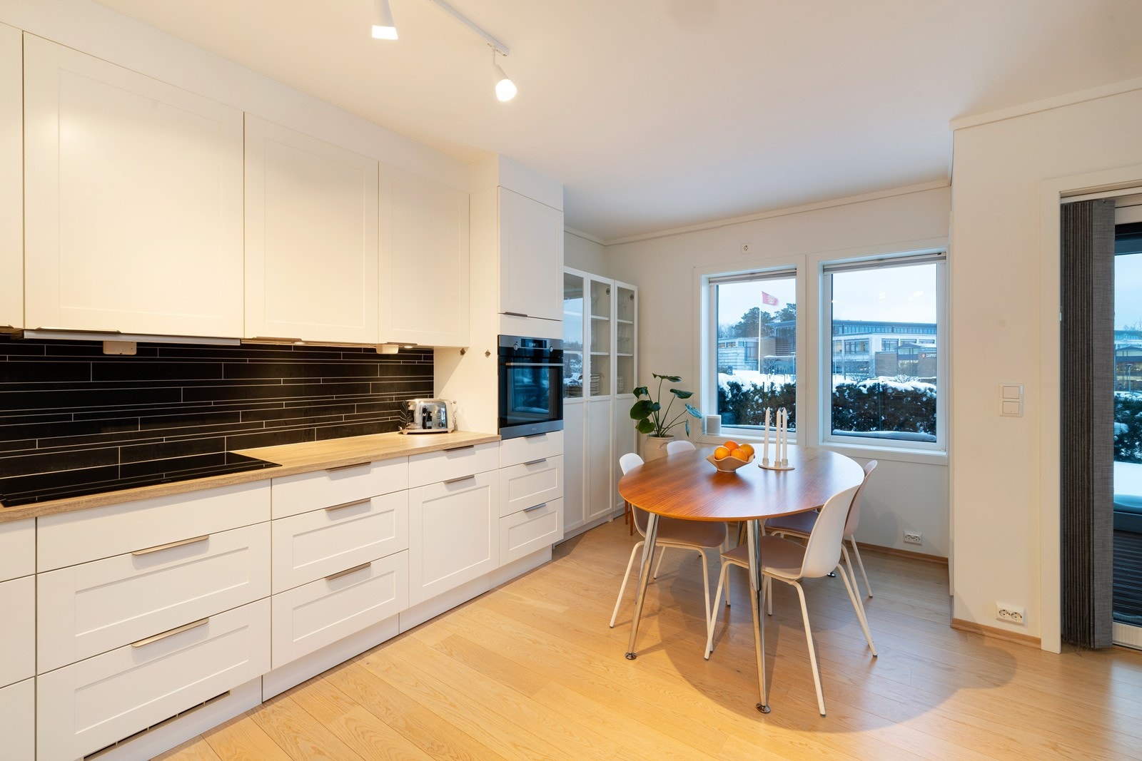 Ved kjøkkenet er det god plass til spisebord Galleribilde