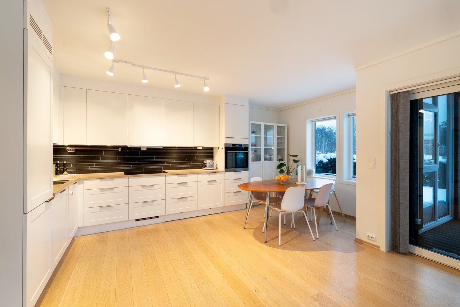 Stilrent Strai-kjøkken med åpen løsning til stuen Galleribilde