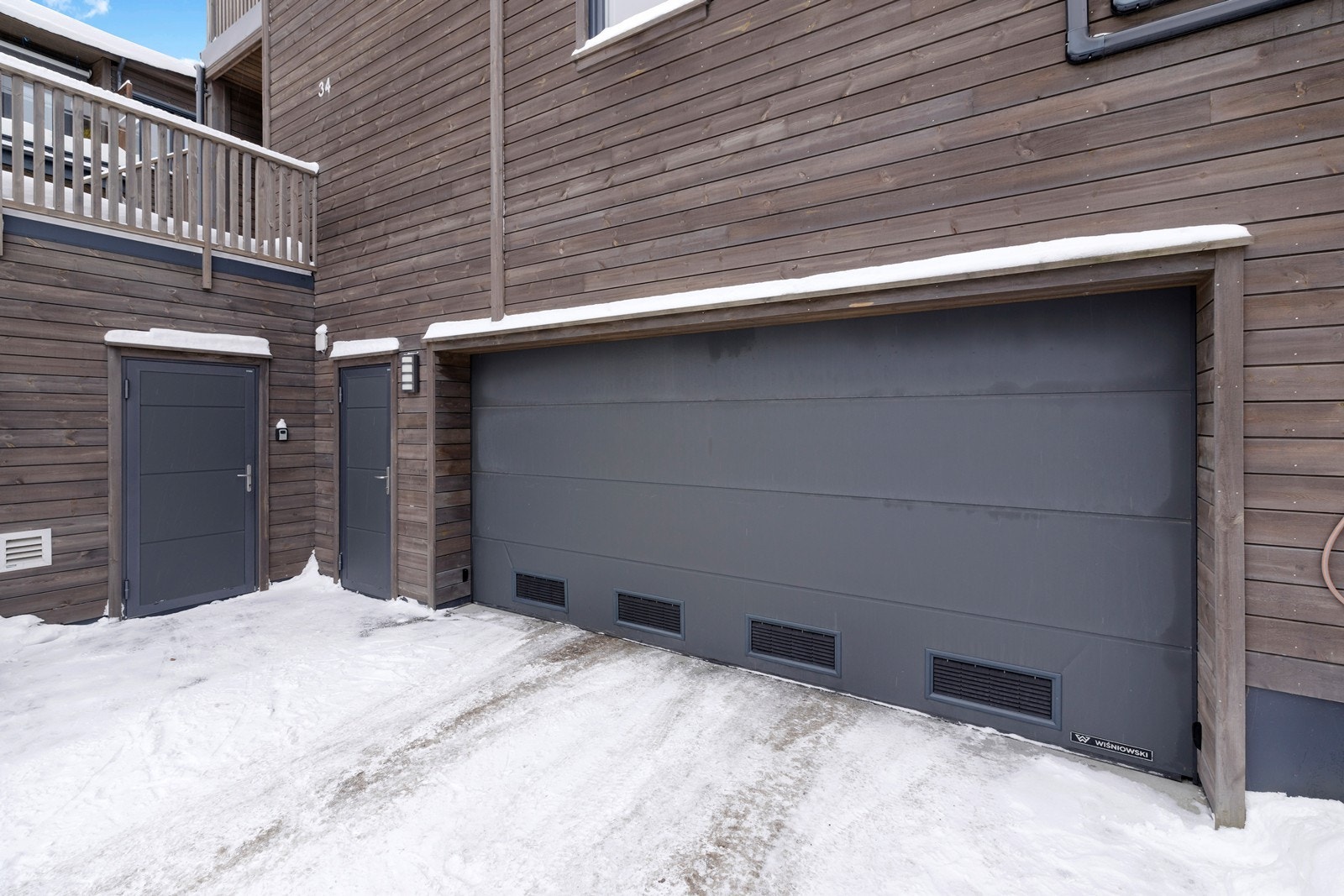 Innkjørsel til parkeringskjeller med egen p-plass og sportsbod. Galleribilde