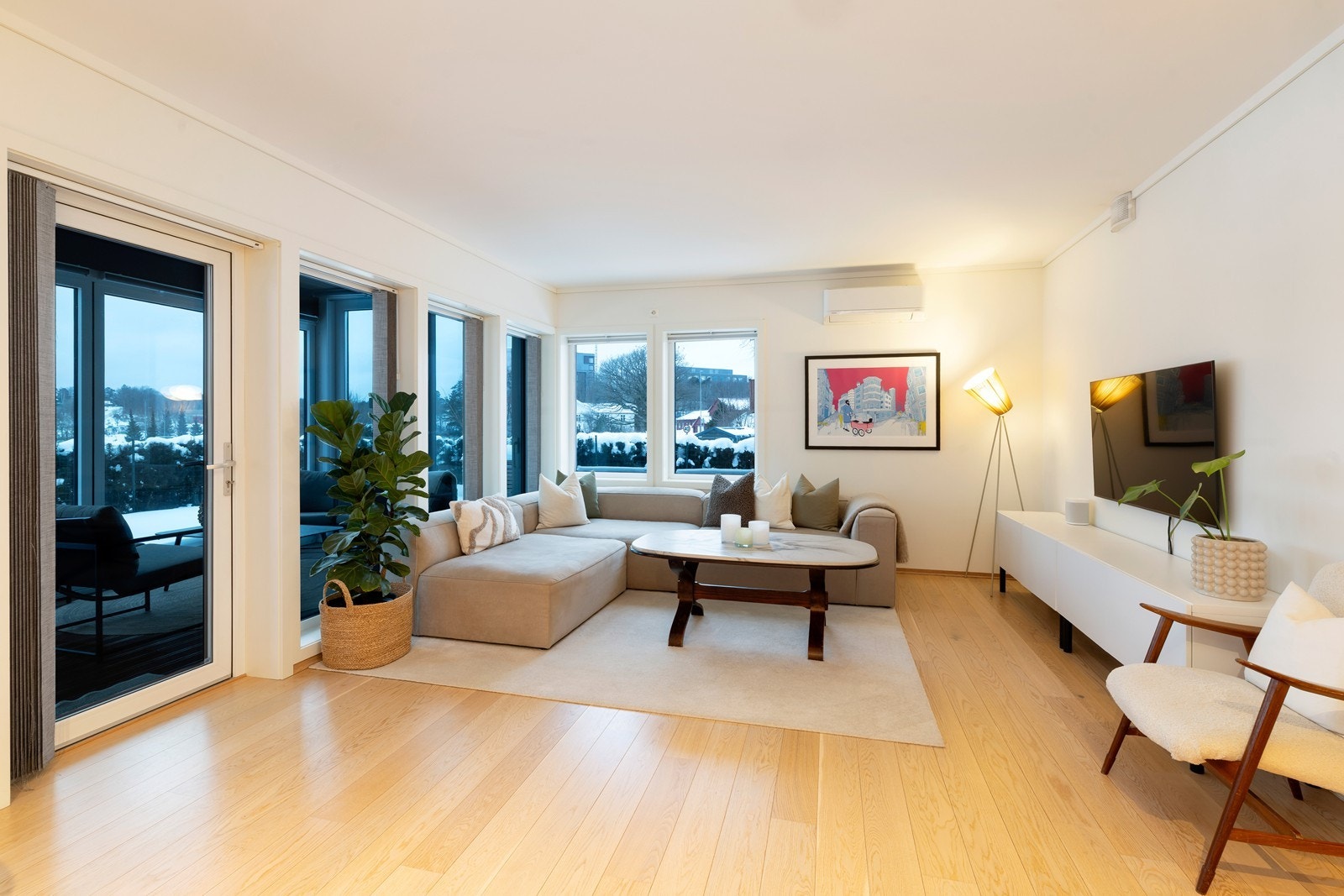 Fra stuen er det utgang til innglasset balkong Galleribilde