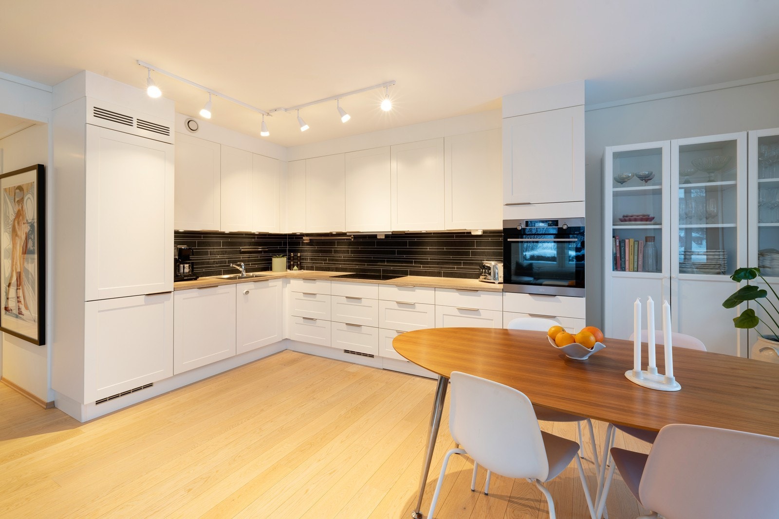 Kjøkkenet har godt med skap- og benkeplass Galleribilde