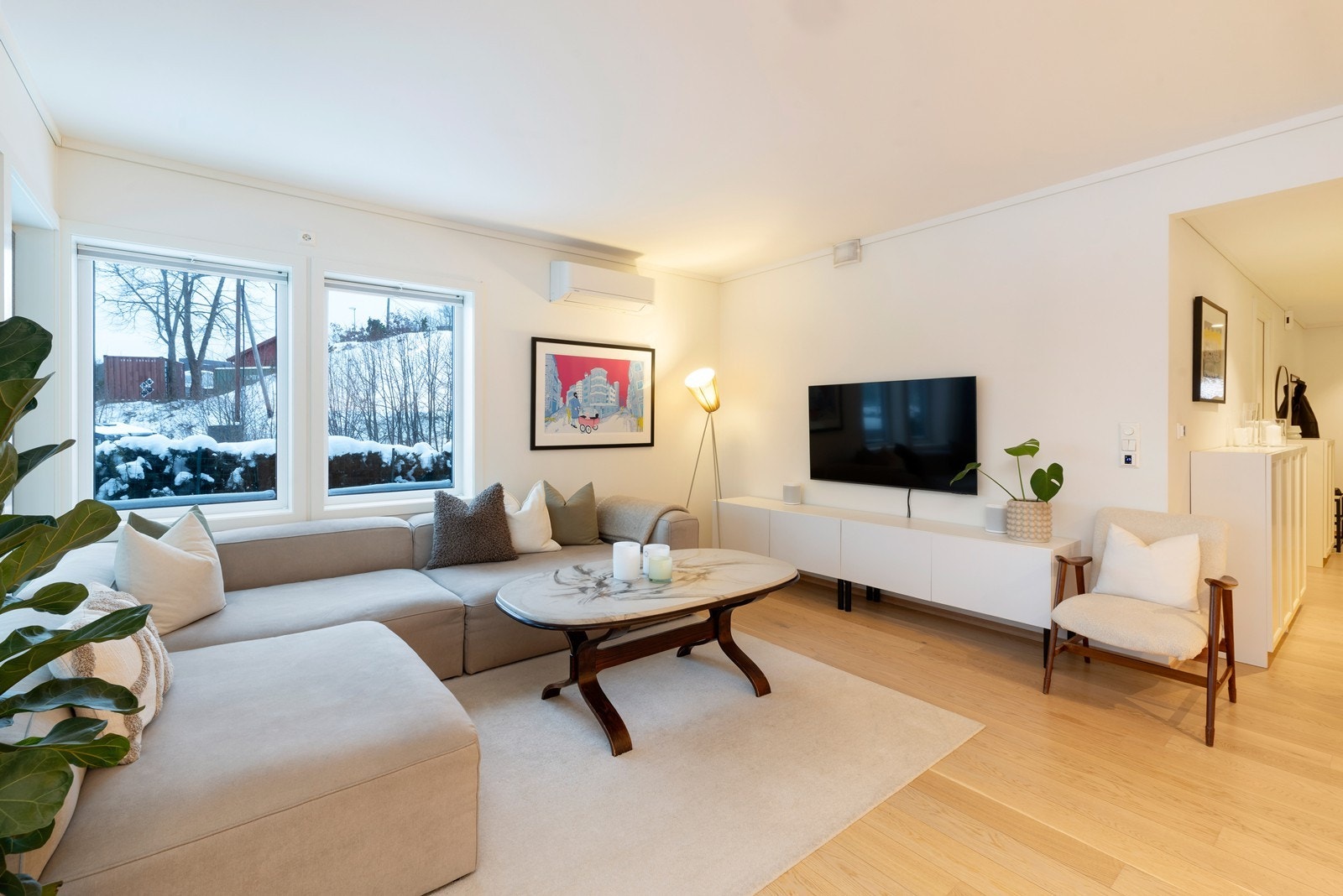 Stuen har god plass til sofagruppe samt tilhørende møblement Galleribilde