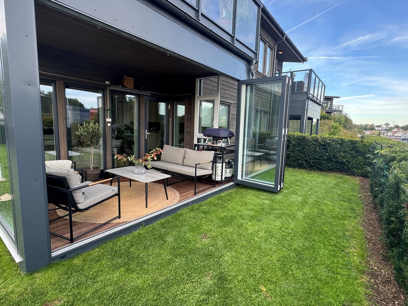 En flott innglasset markterrasse på 10kvm med foldedør Galleribilde