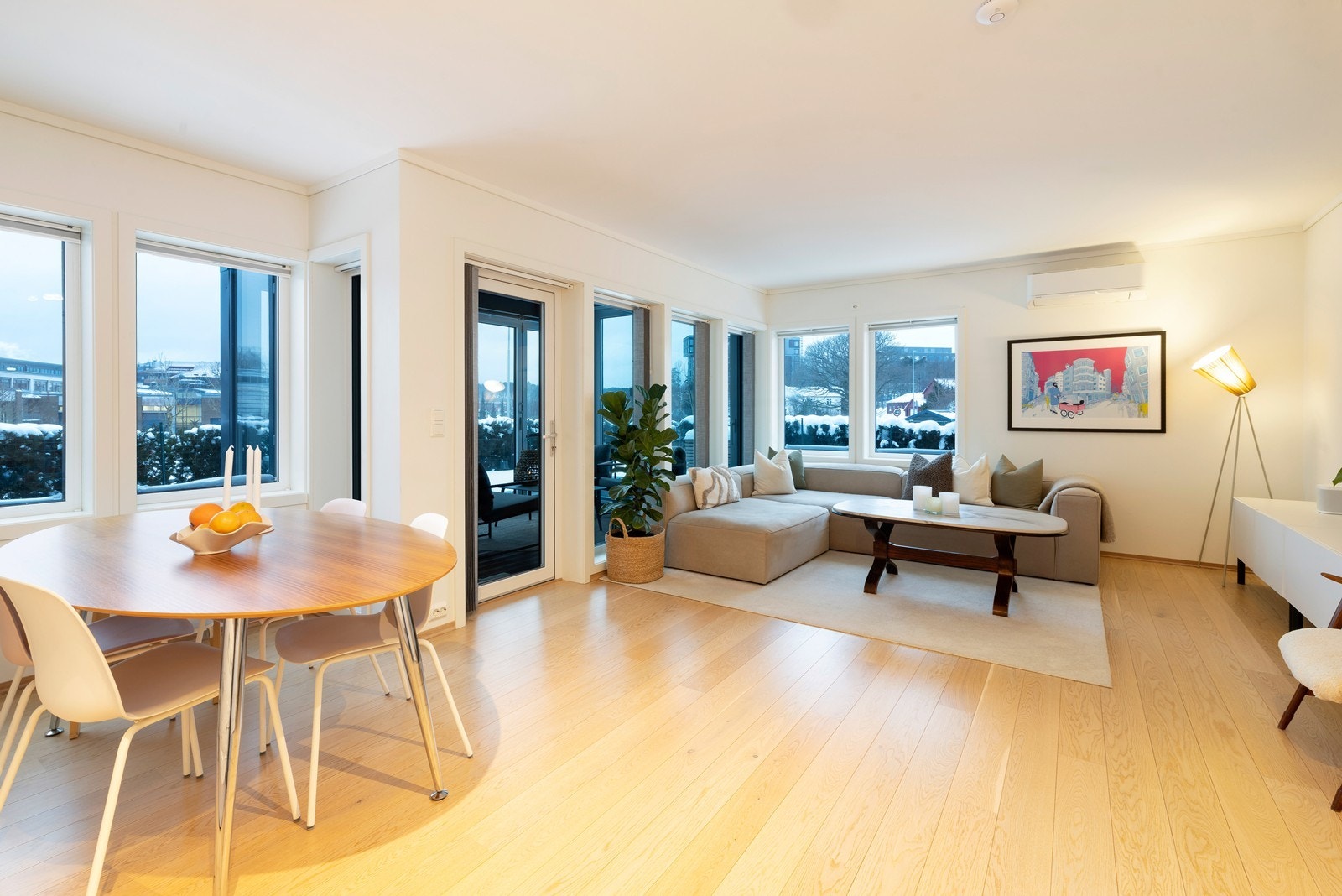 Stilren og innbydende stue med mye naturlig lysinnslipp Galleribilde