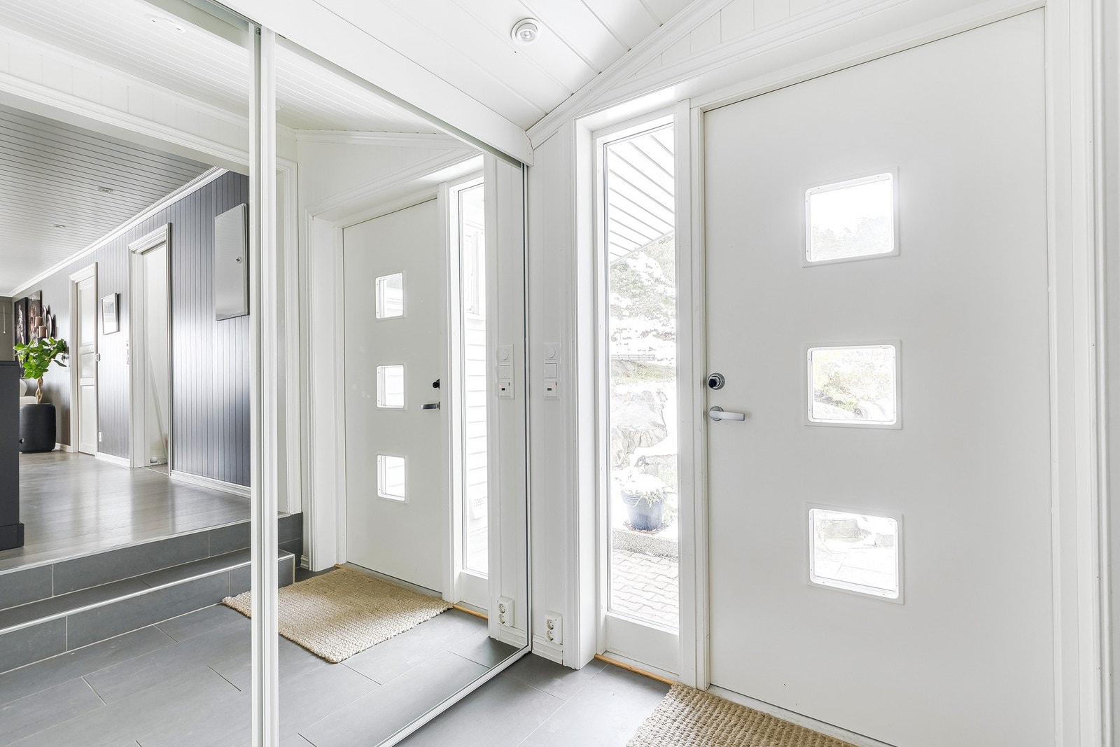 Lys entré med god skyvedørsgarderobe Galleribilde
