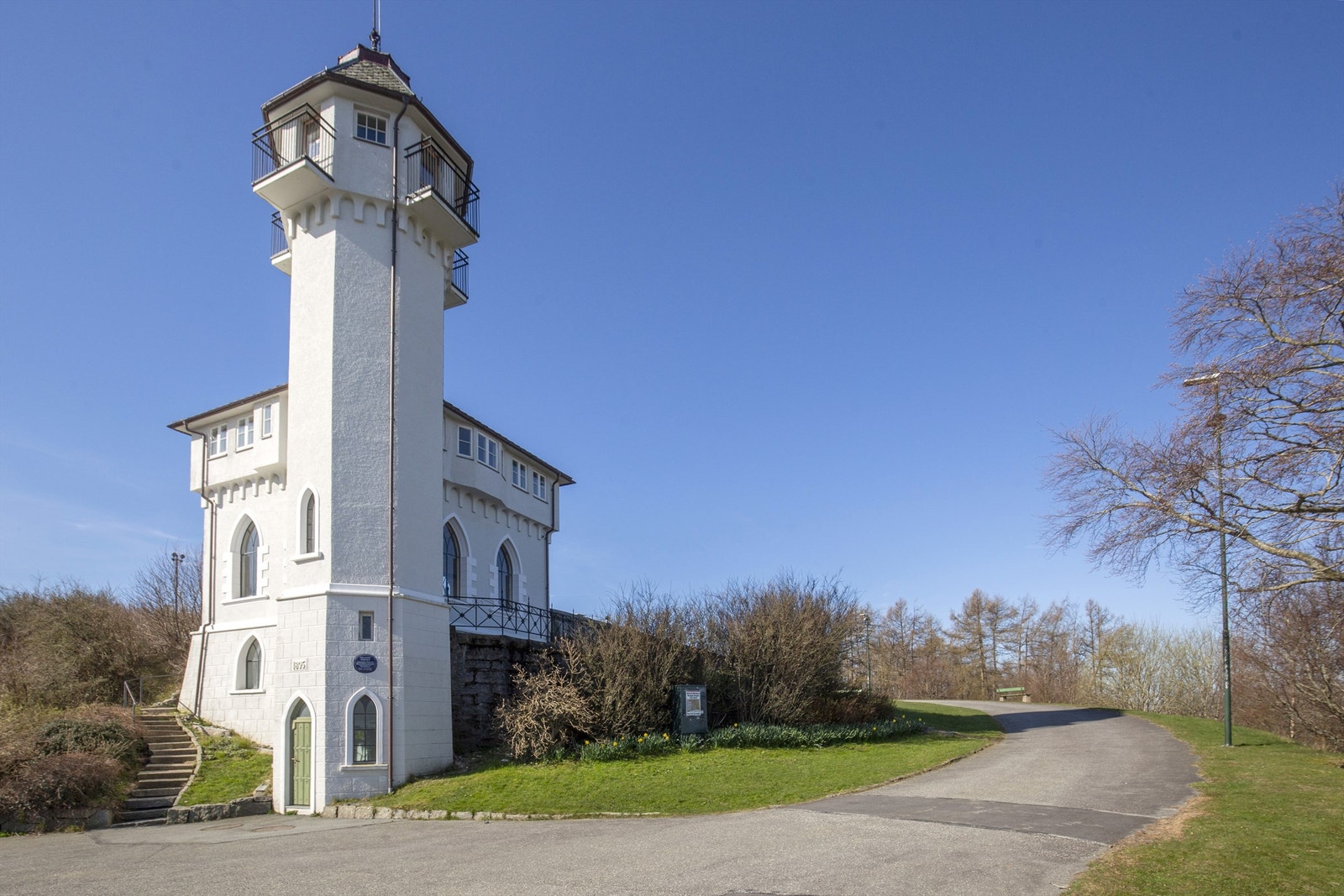Like i nærheten ligger Vålandstårnet, et populært turmål med utsikt over byen og mot Ryfylke. Galleribilde