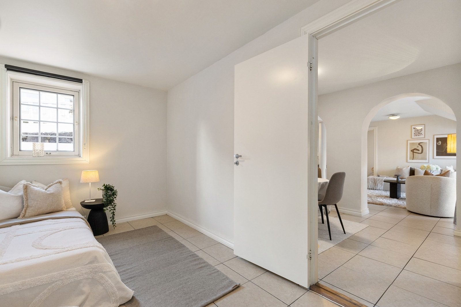 Rom innredet som soverom. Rommet er iht. seksjoneringstegninger oppført som bod og er derfor ikke godkjent til rom for varig opphold. Vindu er satt inn i etterkant og ikke omsøkt. Galleribilde