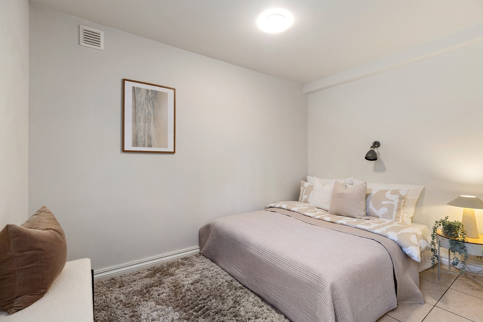 Rommet har plass til både seng og nattbord. Galleribilde