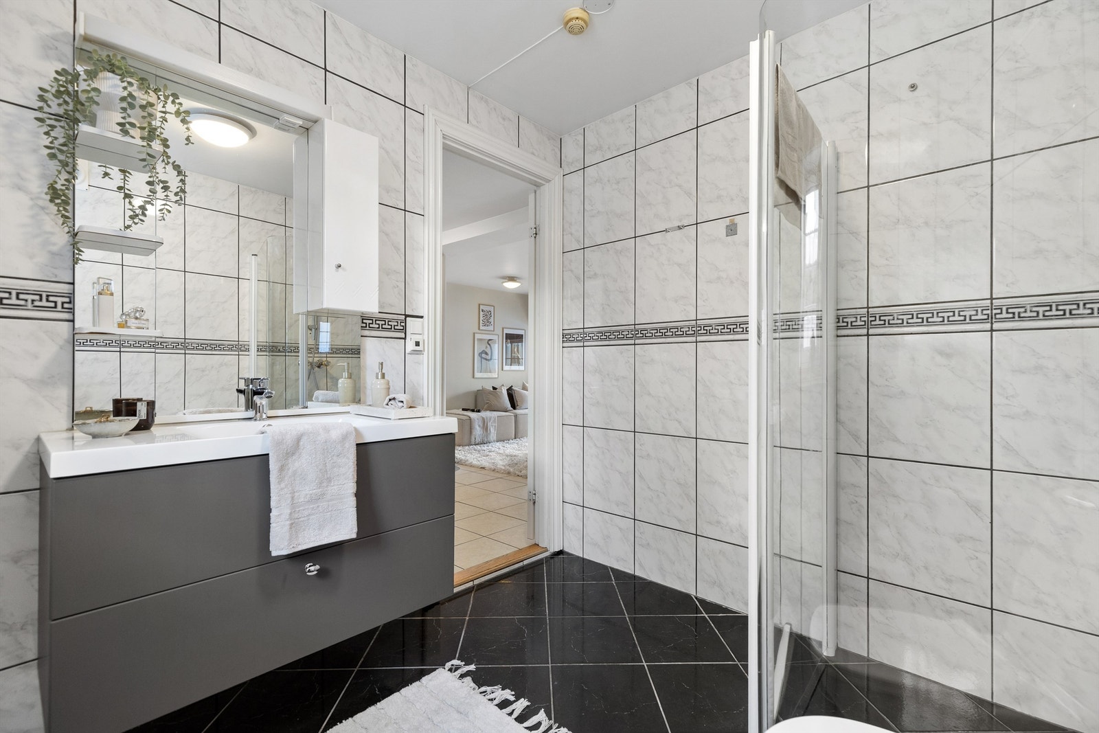 Romslig flislagt bad. Galleribilde