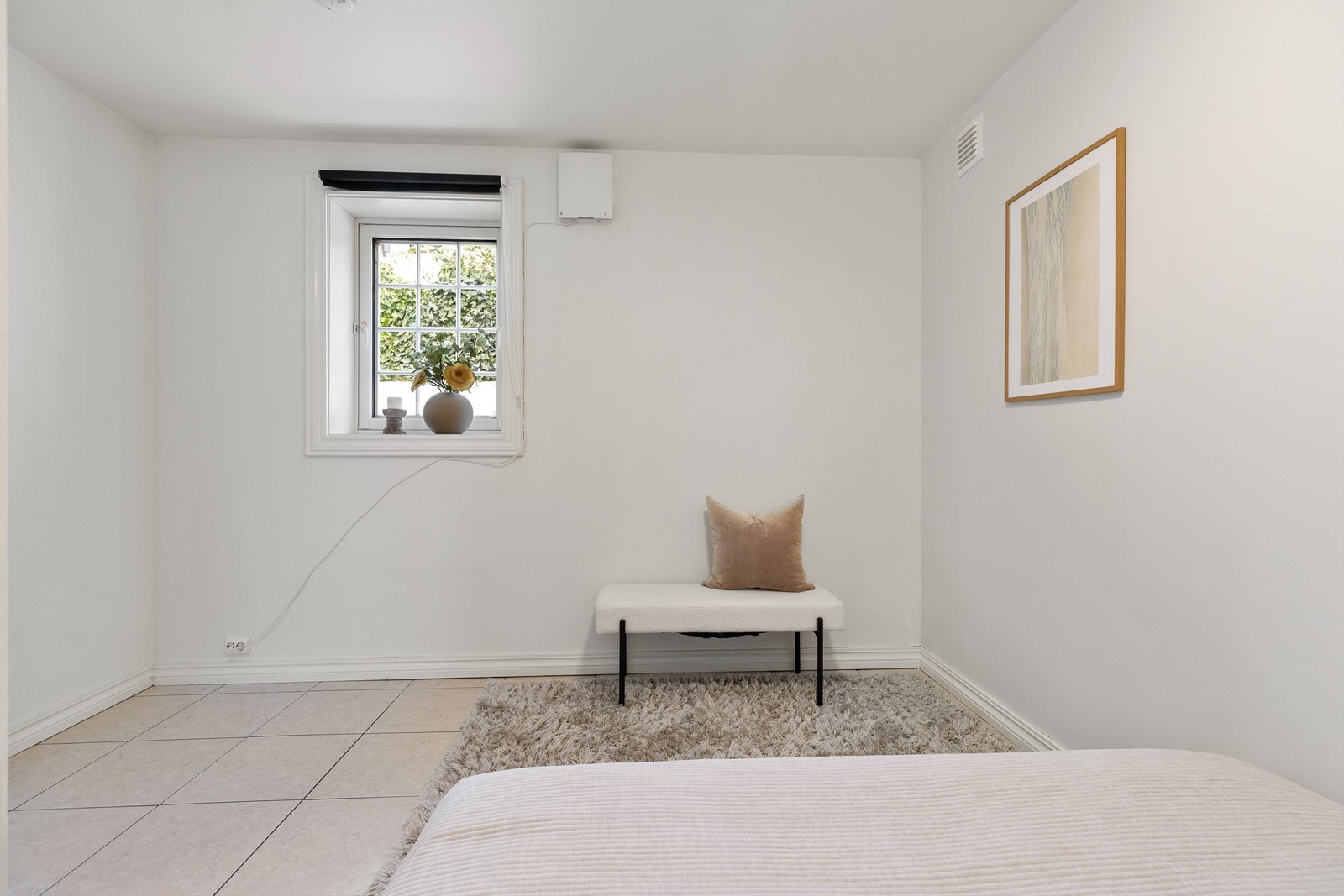 Vinduet gir naturlig lys til rommet. Galleribilde