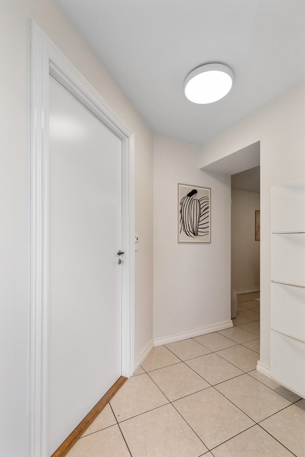 Fra gangen er det åpent inn til leiligheten, og dør inn til bod. Galleribilde