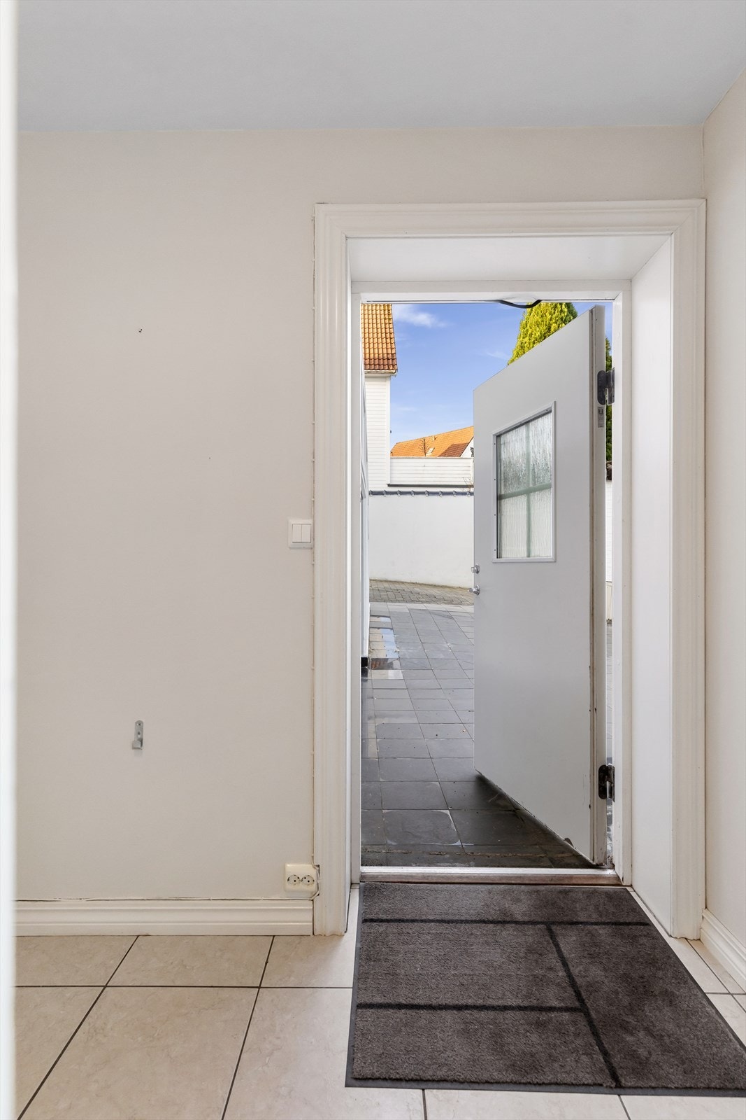 Entré med flislagt gulv. Galleribilde