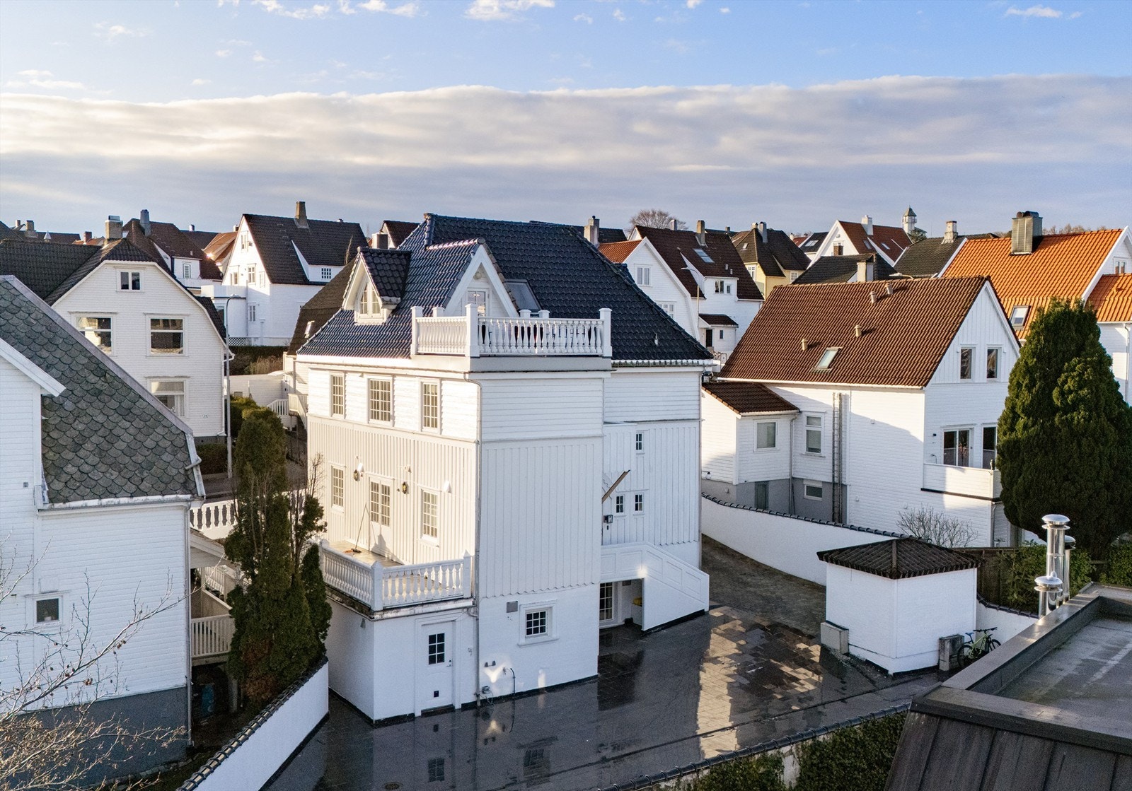Tomten er opparbeidet med et felles parkeringsareal. Galleribilde