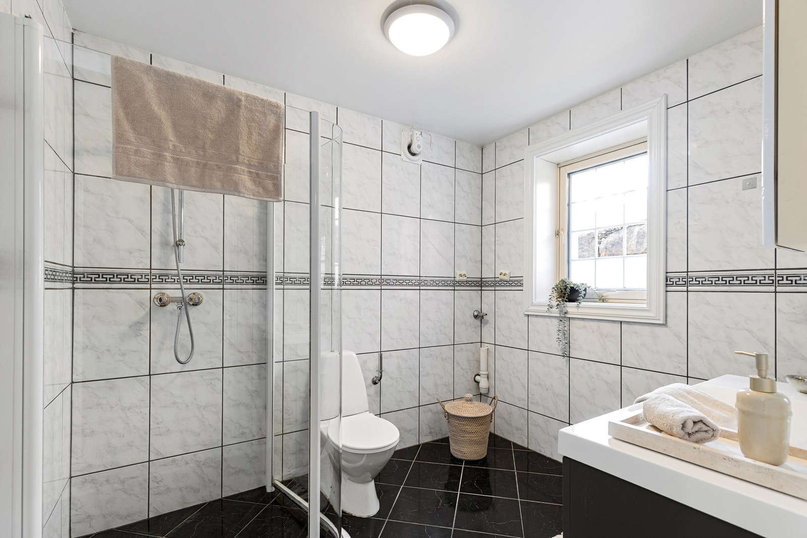 Badet har opplegg for vaskemaskin. Galleribilde