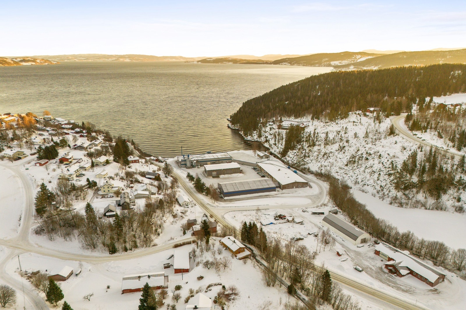 Ca. 20 min til Straumen med et bredt servicetilbud. Galleribilde