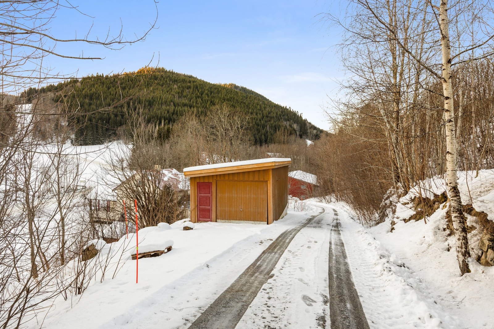 Garasje - 30 kvm. Egen gårdsvei uten gjennomgangstrafikk. Galleribilde